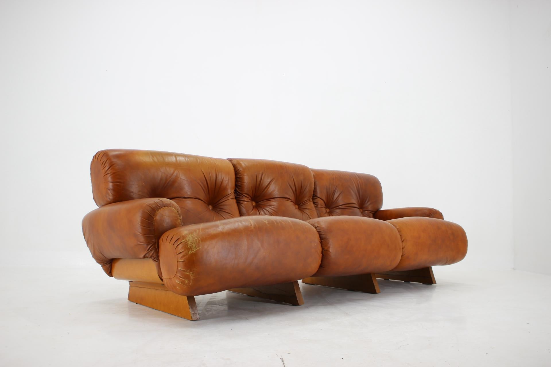 1970s Design Italian Armchairs and 3-Seater Sofa in Wood and Cognac Leather 2