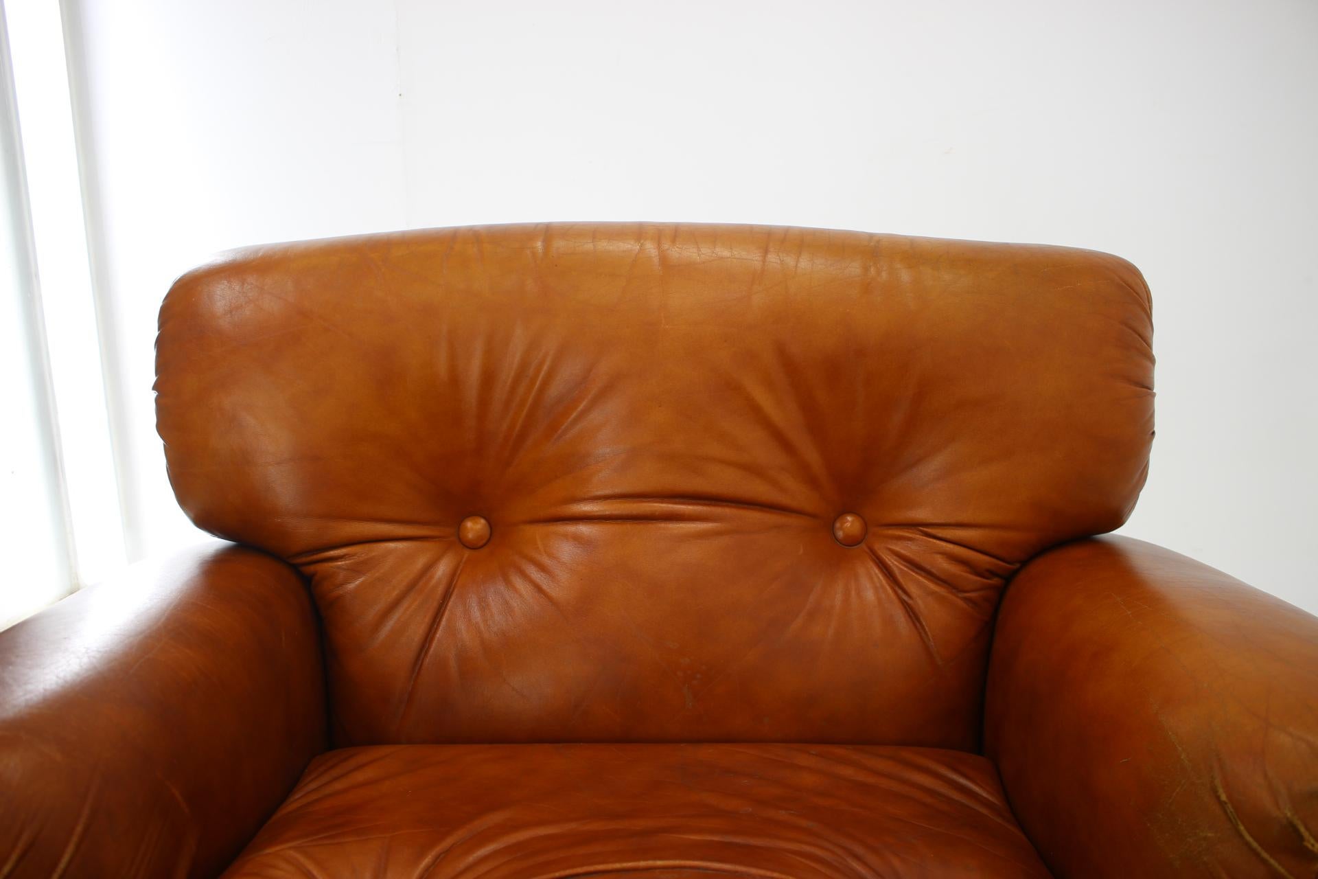 1970s Design Italian Armchairs in Wood and Cognac Leather 6