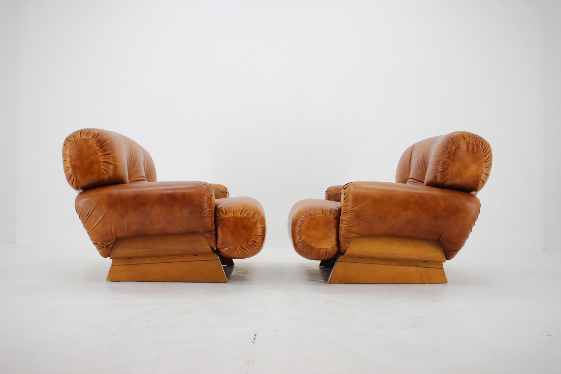 - Very comfortable 
- Exclusive design
- Patinated Leather has some signs of use
- High of seat 36 cm.