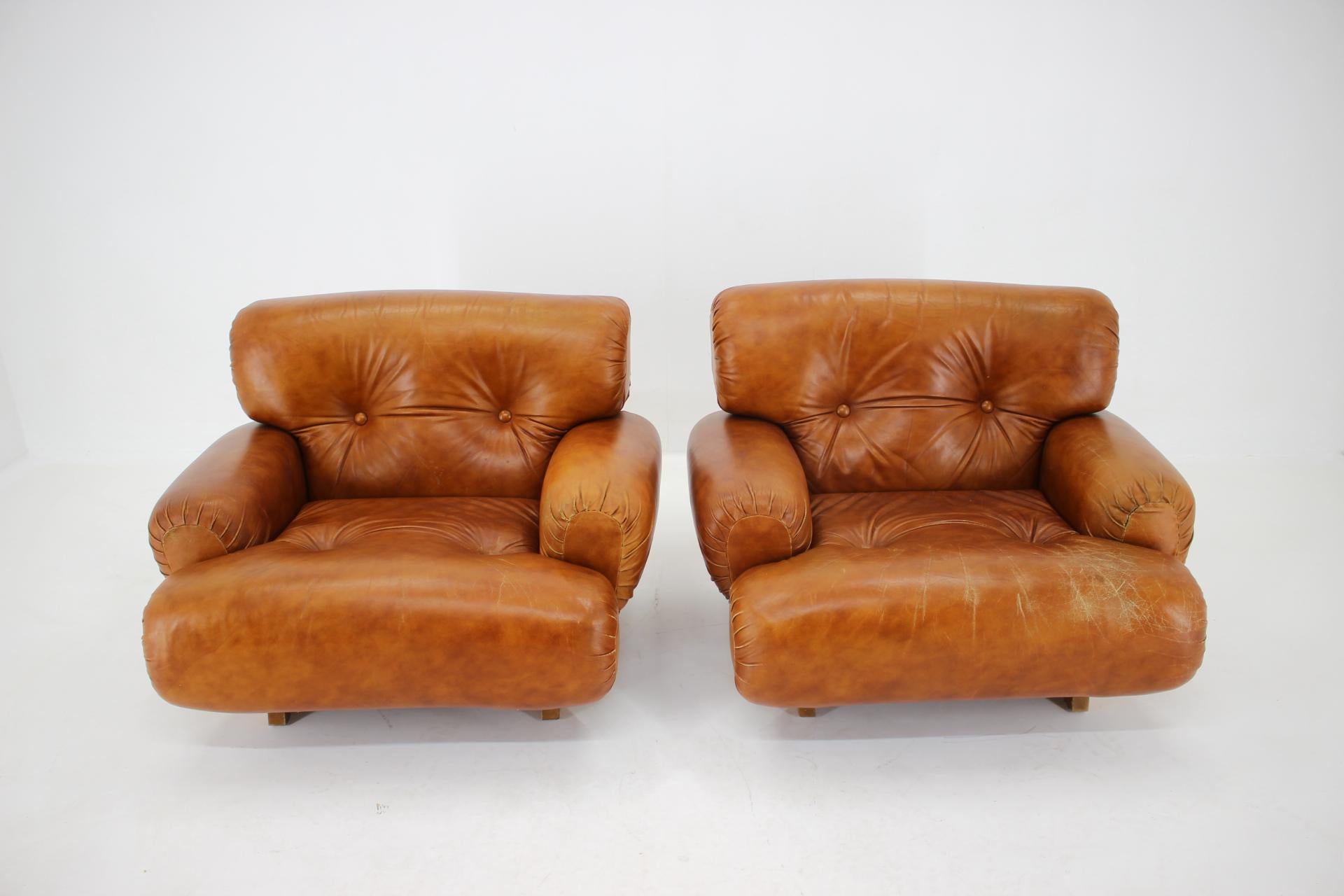 1970s Design Italian Armchairs in Wood and Cognac Leather In Good Condition In Praha, CZ