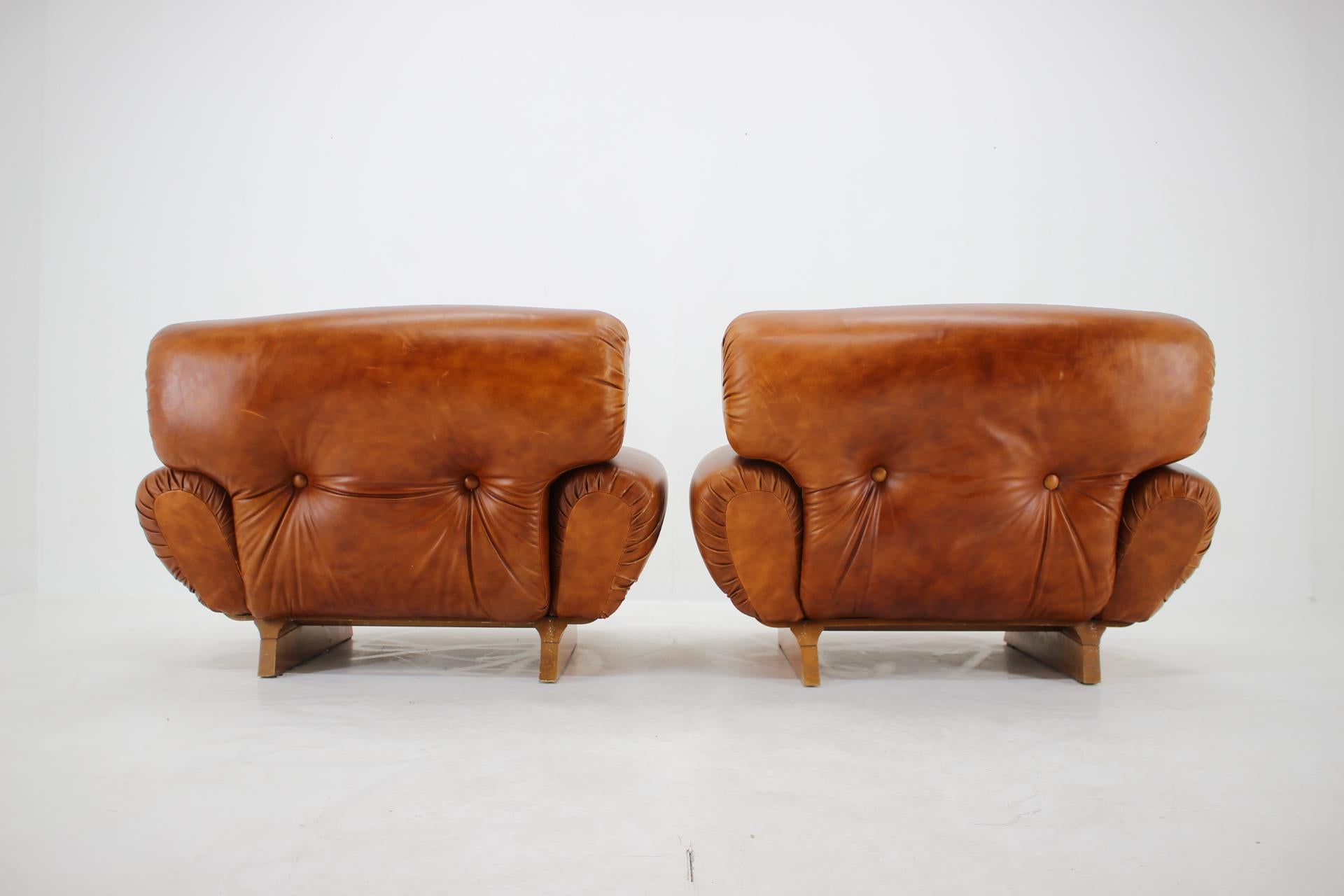 1970s Design Italian Armchairs in Wood and Cognac Leather 2