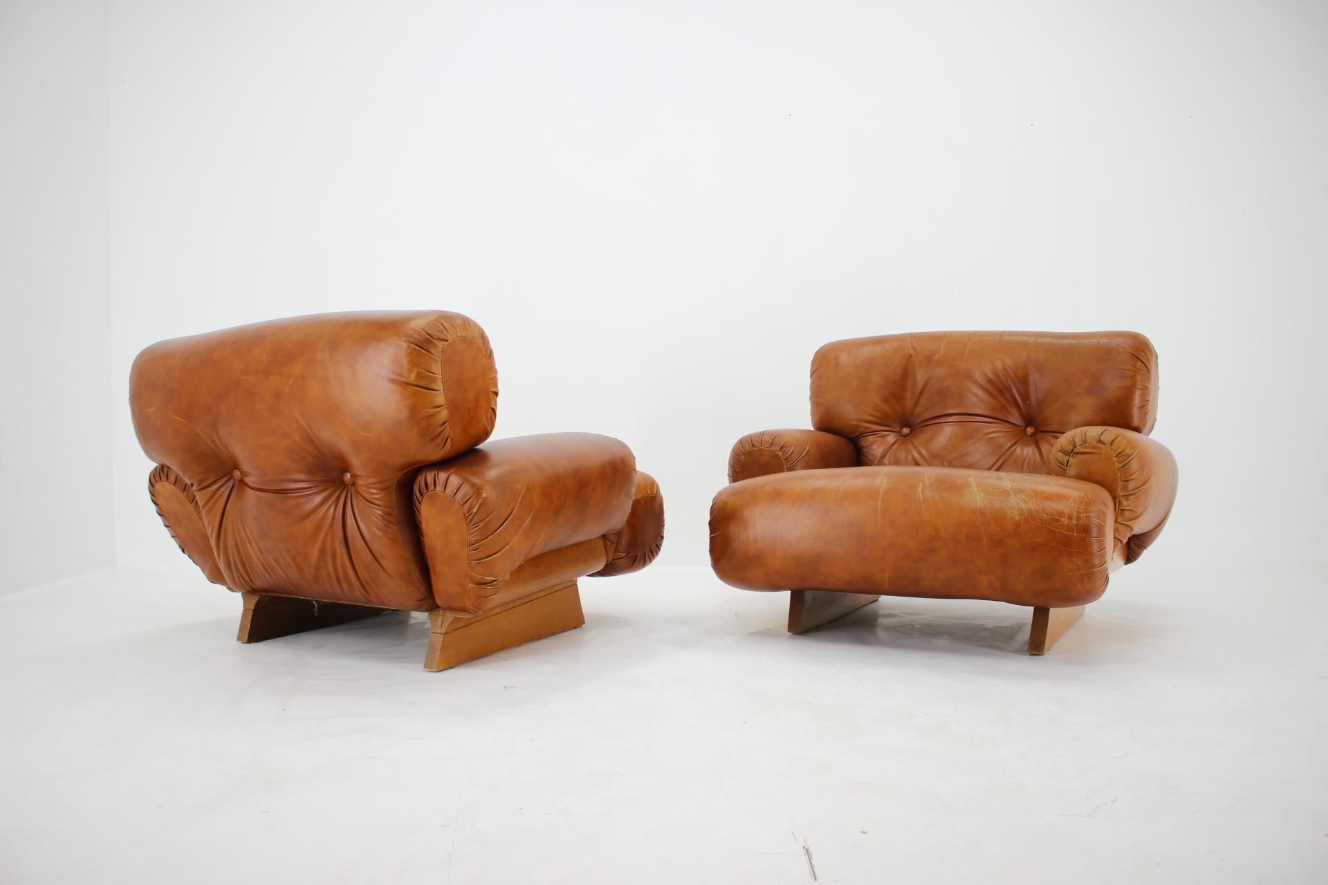 1970s Design Italian Armchairs in Wood and Cognac Leather 3