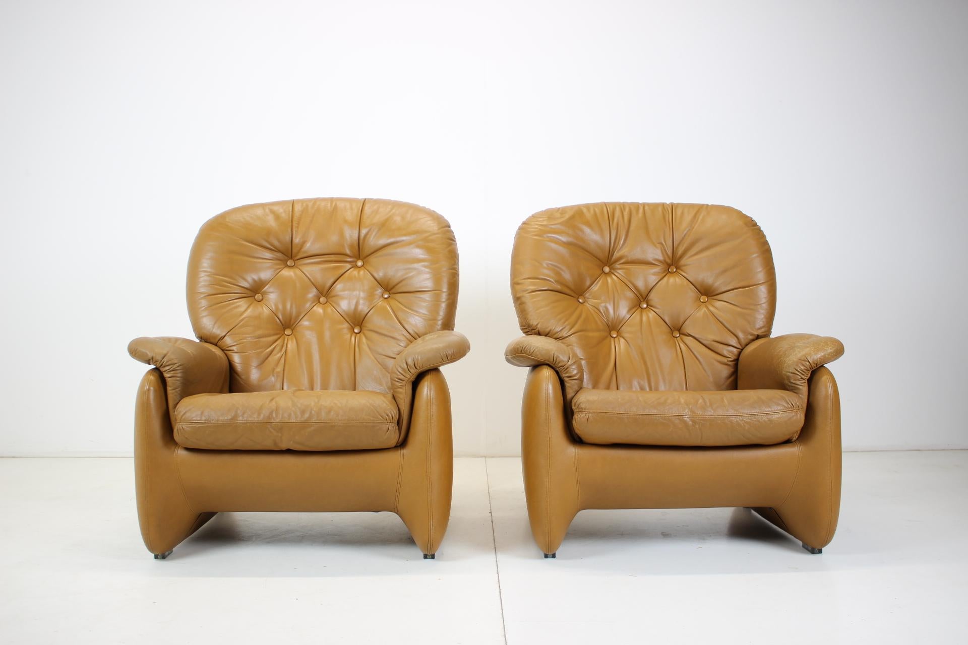 - Les chaises montrent des signes d'utilisation
- Le dossier, l'assise et les accoudoirs sont en cuir, le reste est en cuir artificiel
- Très confortable.