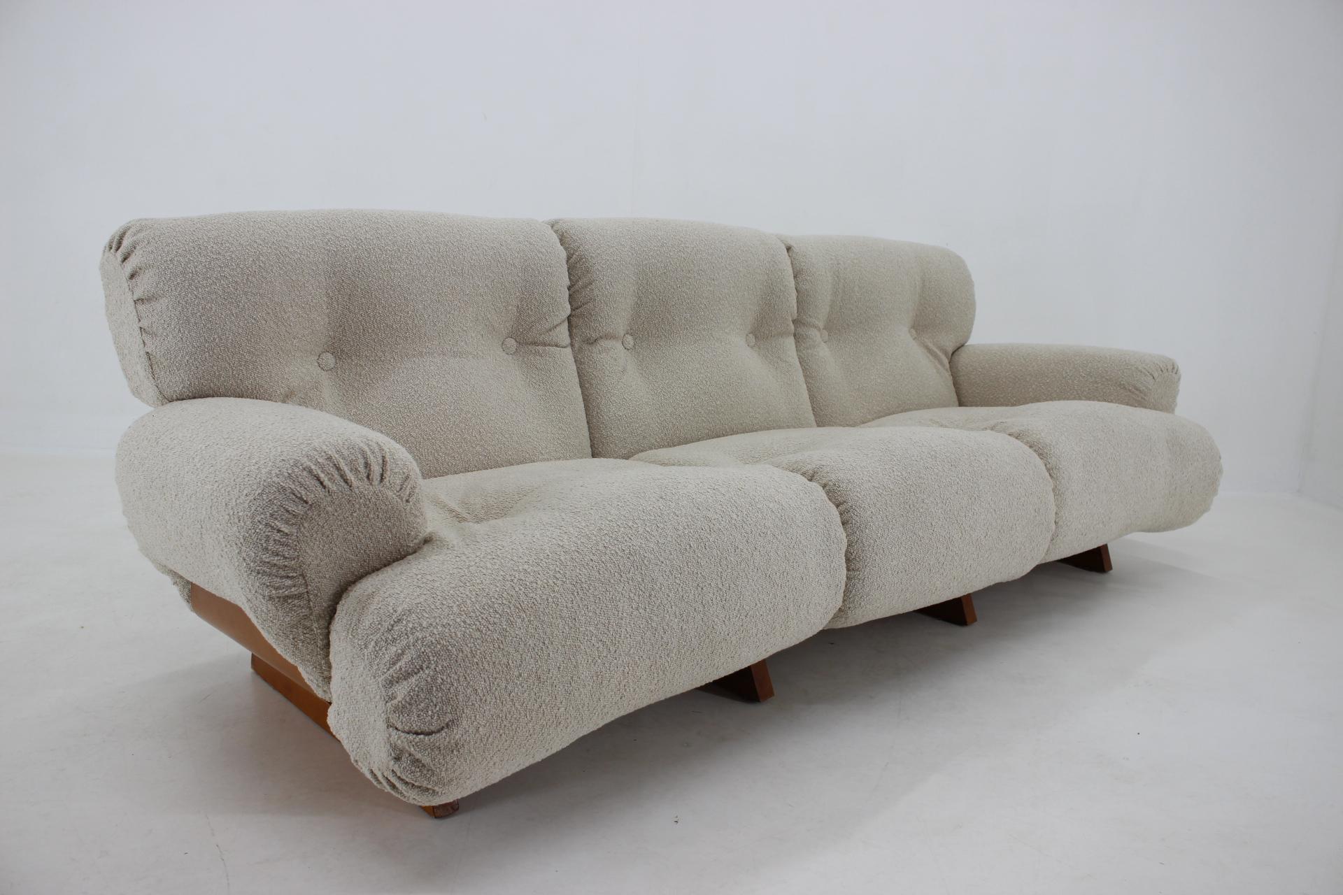 - Neu gepolstert.
- Sockel aus Sperrholz.
- Maße: Höhe des Sitzes 40 cm.
 