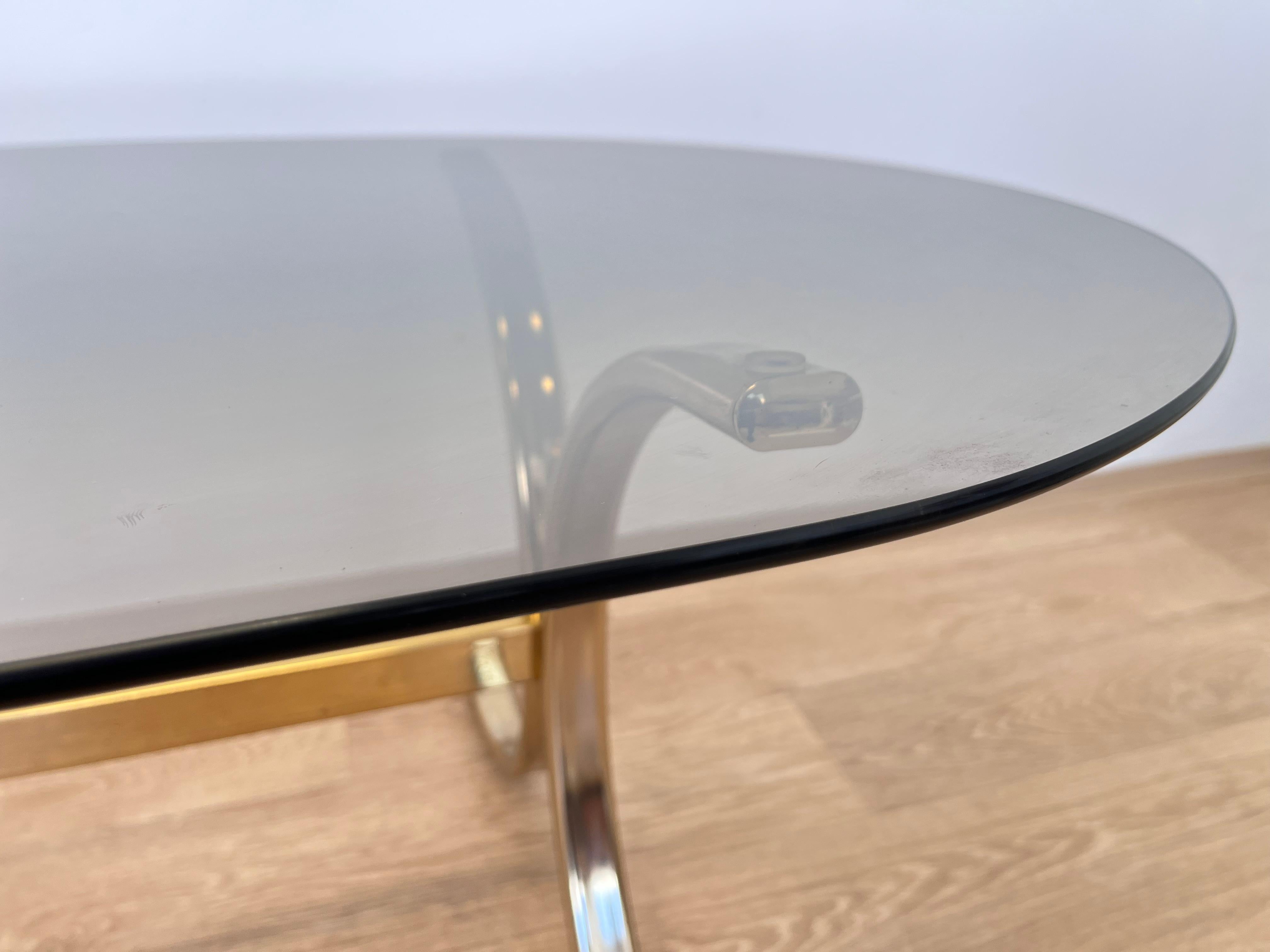 Allemand 1970 Design Table basse en laiton et verre fumé Mid century en vente