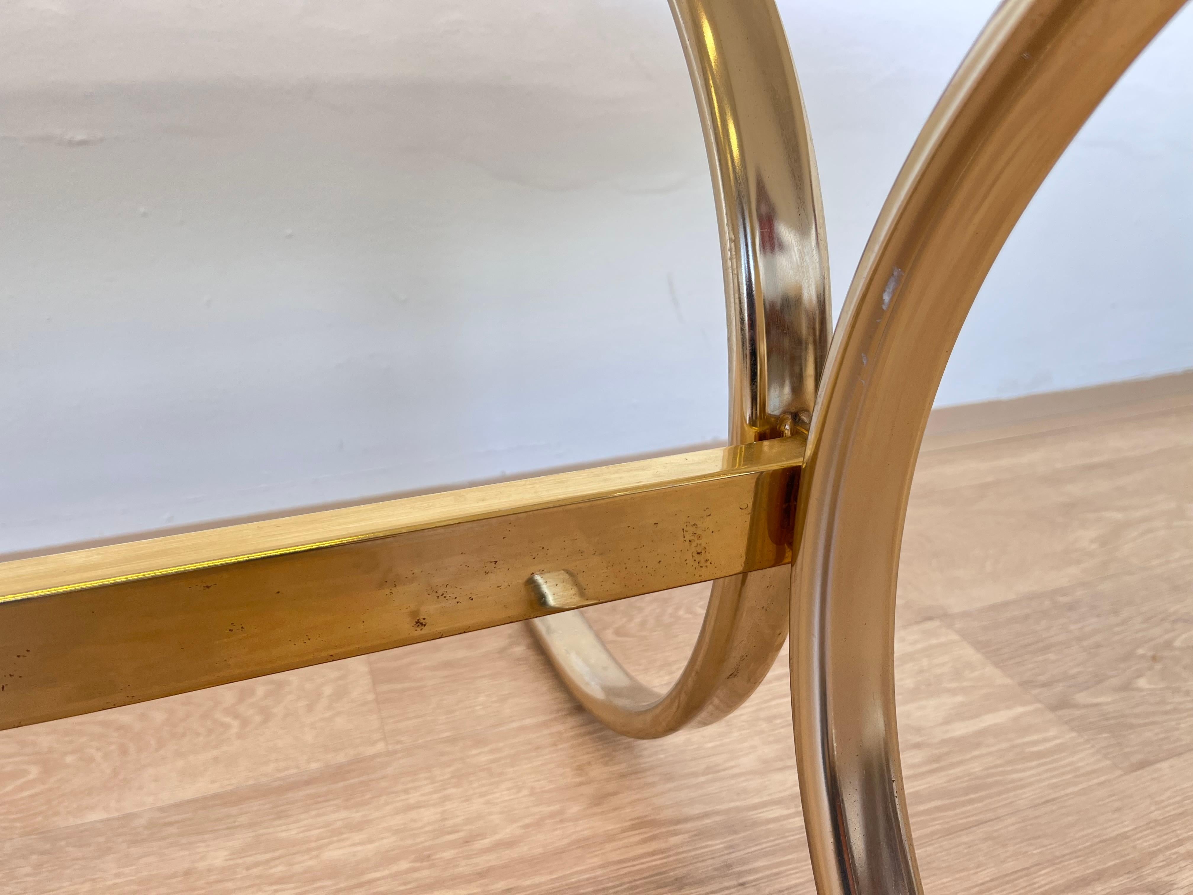 1970 Design Table basse en laiton et verre fumé Mid century Bon état - En vente à Praha, CZ