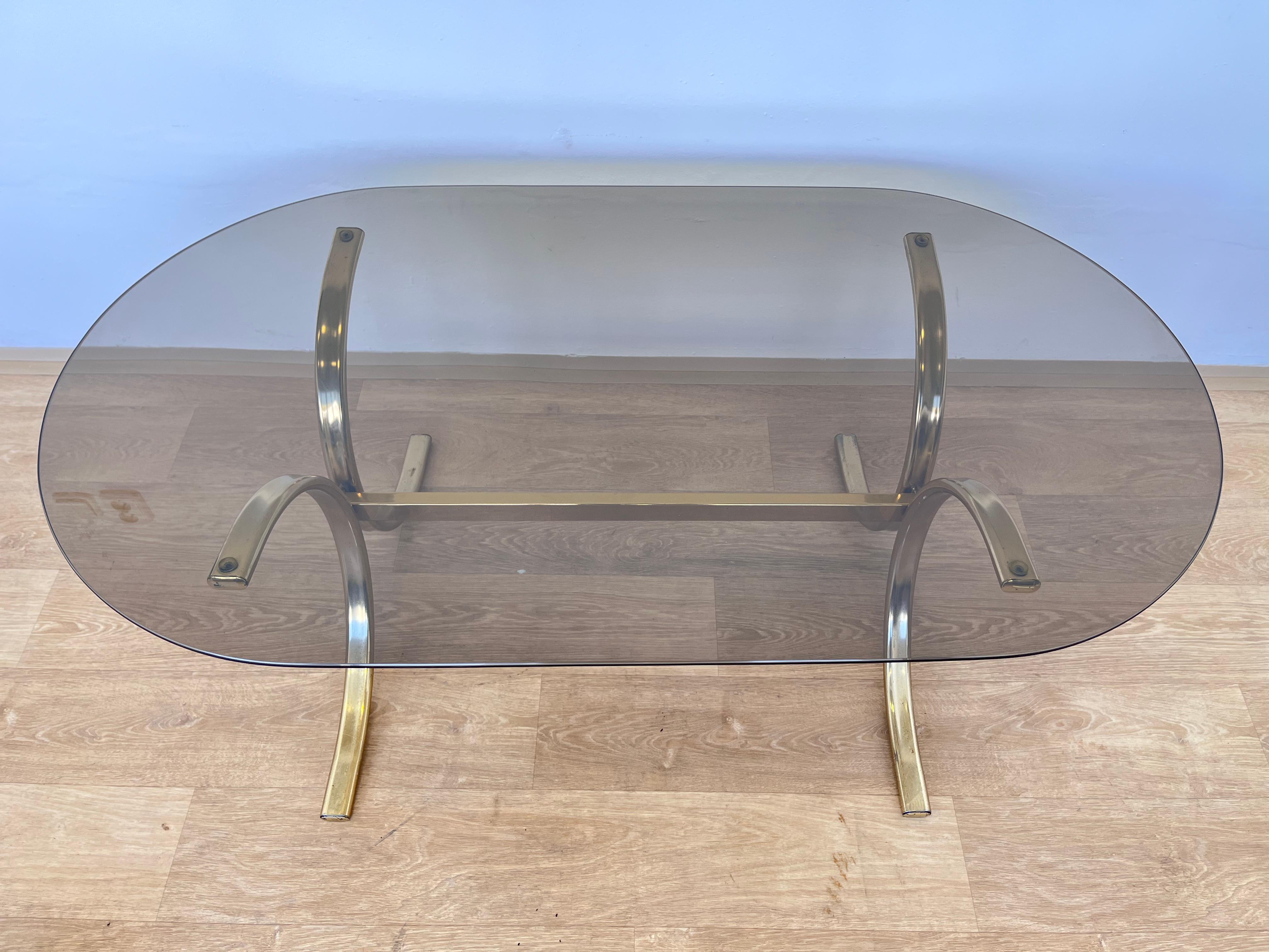Verre 1970 Design Table basse en laiton et verre fumé Mid century en vente
