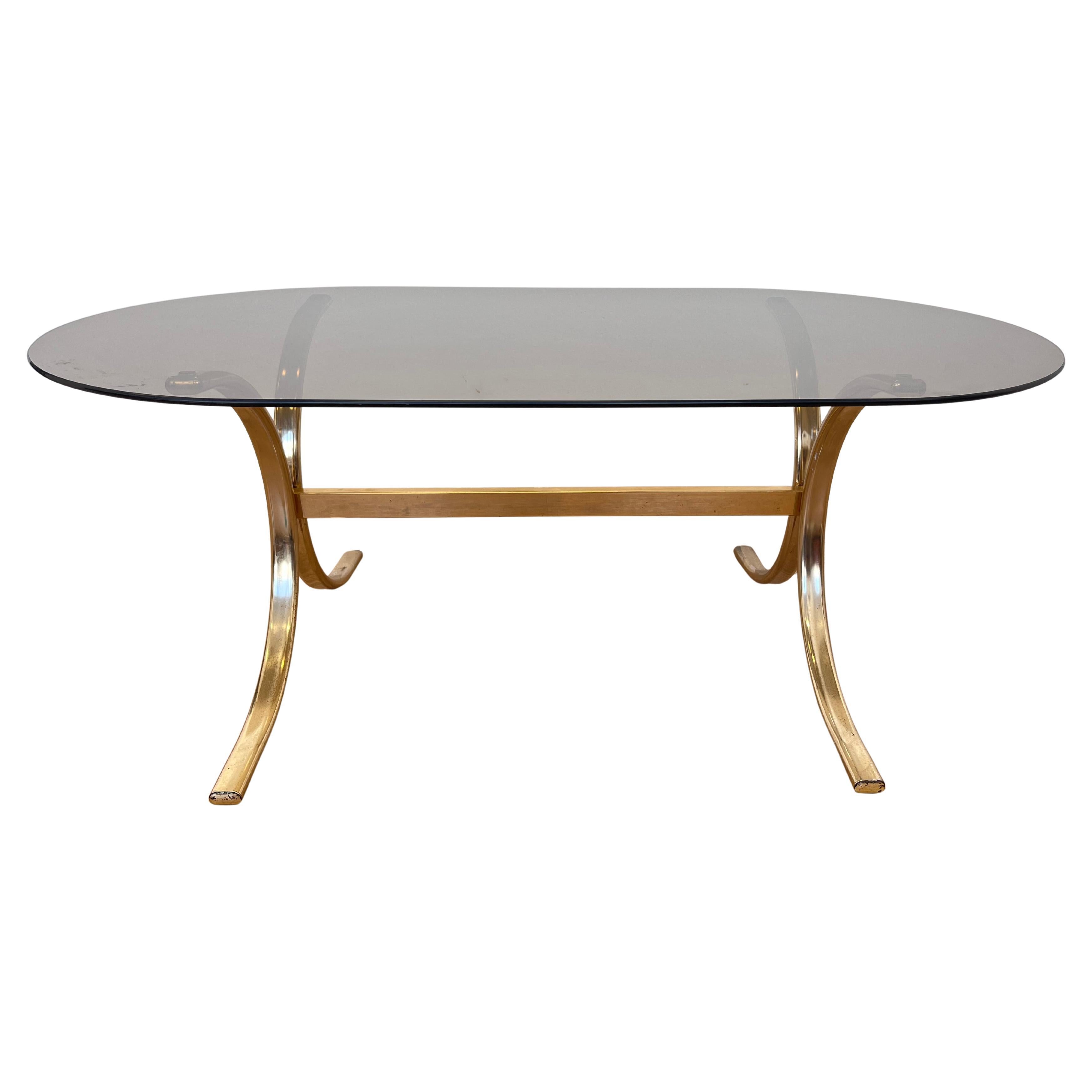 Design anni '70 Tavolino da caffè in ottone e vetro fumé di metà secolo