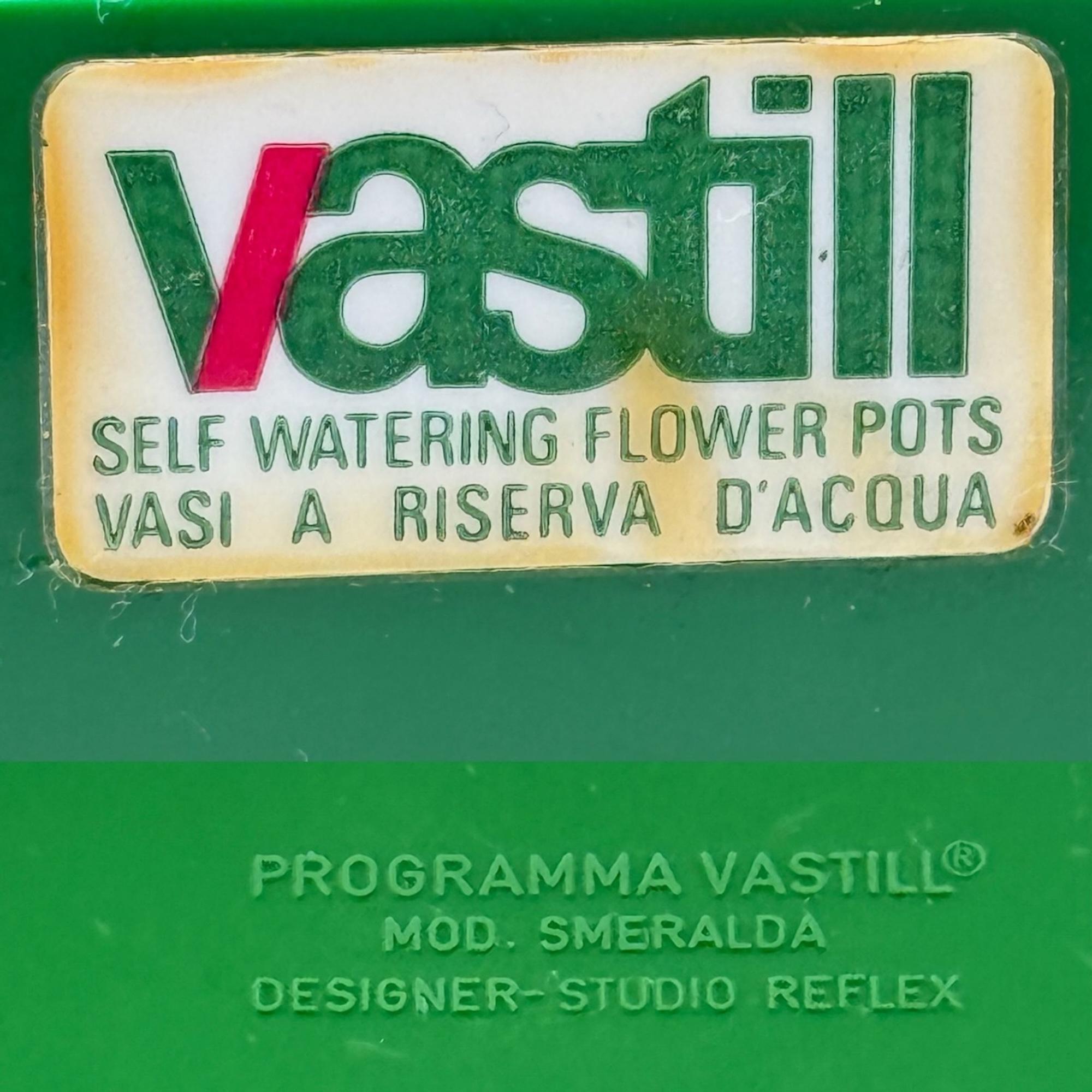 Rare 70s planters 'Smeralda' designed by Studio Reflex for Vastill. Italian modular design with water reservoir. One beige, one green. Mint condition.

item. planters
model. smeralda
designer. studio reflex
maker. vastill
period. 1970s
country.