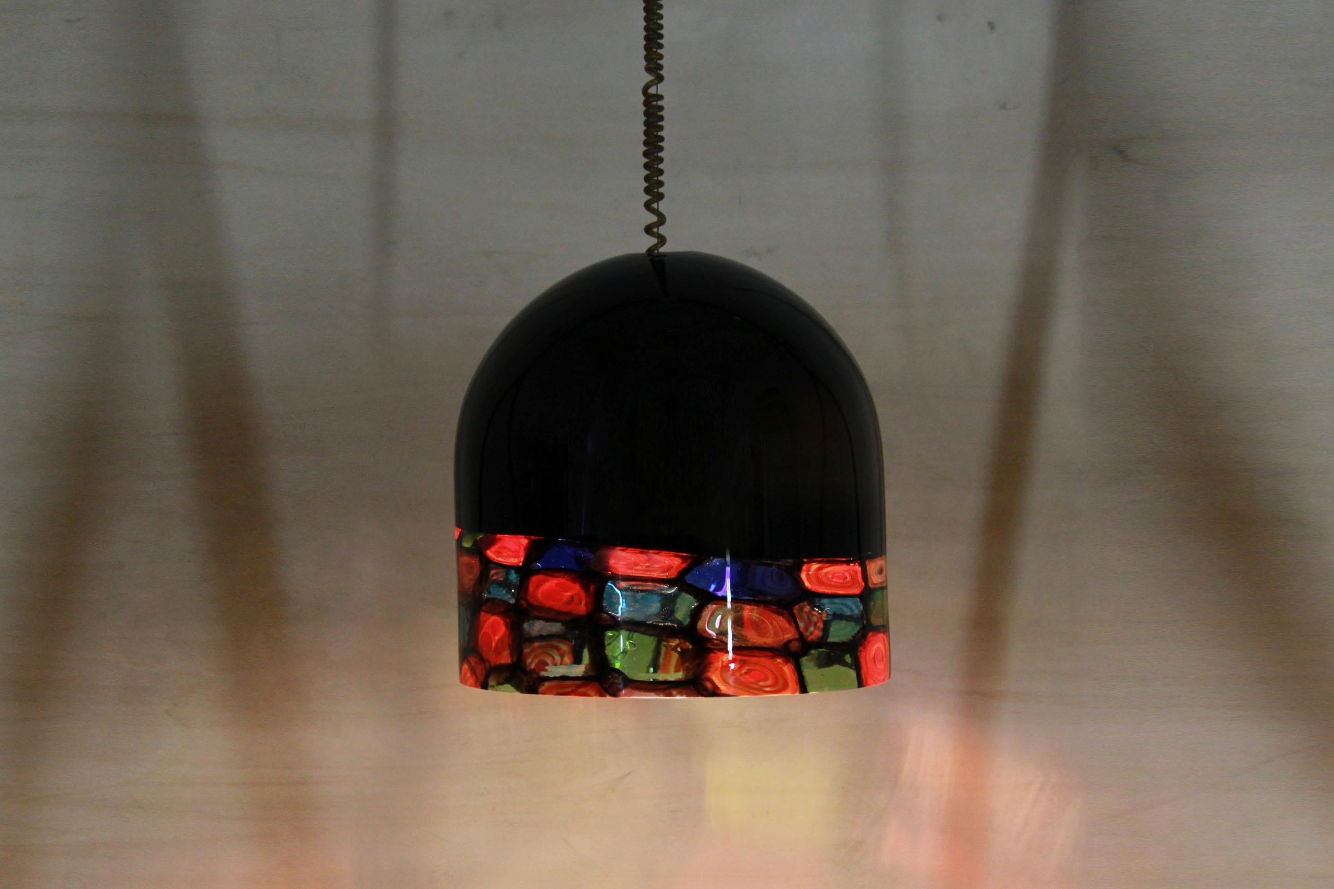 Multi-color Murano glass lampshade from the 1970s. Designed by Noti Massari for Leucos. The lamp is suspended from its ceiling cap by a single steel cable, surrounded by a coiled electrical cable (which is adjustable for hanging). In excellent