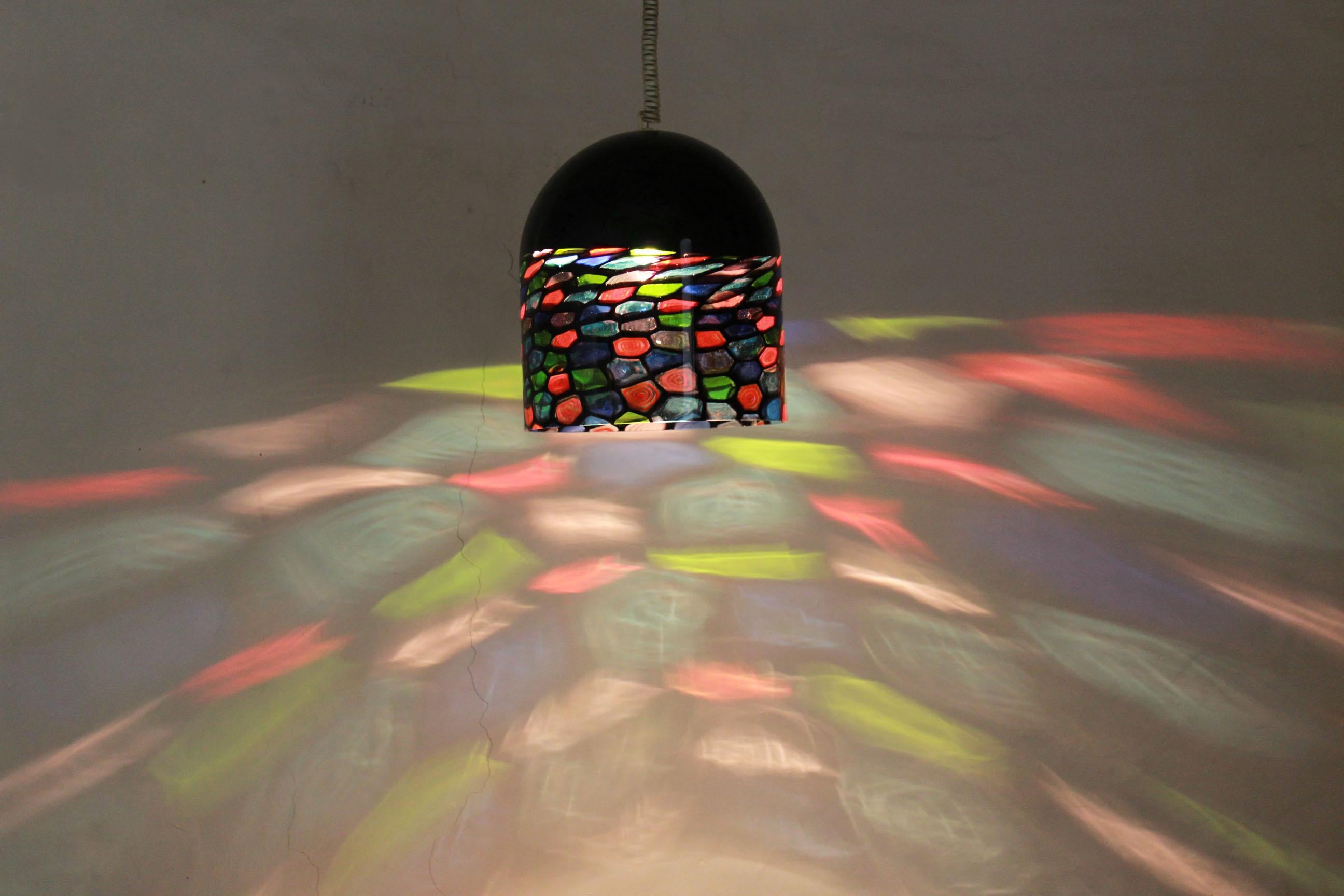 Multi-color Murano glass vintage pendant from the 1970s. Designed by Noti Massari for Leucos. The lamp is suspended from its ceiling cap by a single steel cable, surrounded by a coiled electrical cable (which is adjustable for hanging). In excellent