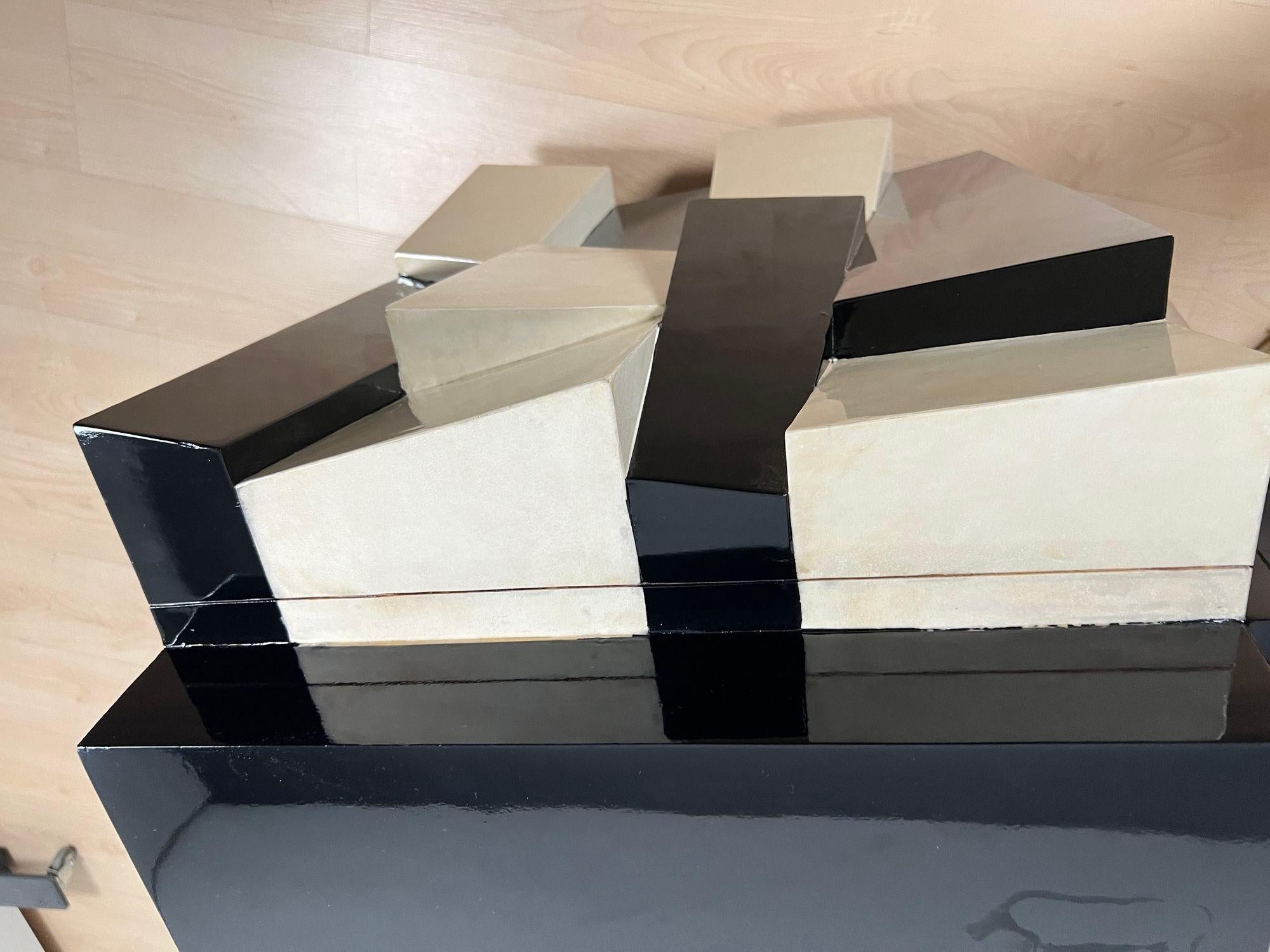 Aparador de diseño según Paul Evans, madera lacada, pergamino, Italia hacia 1970 2