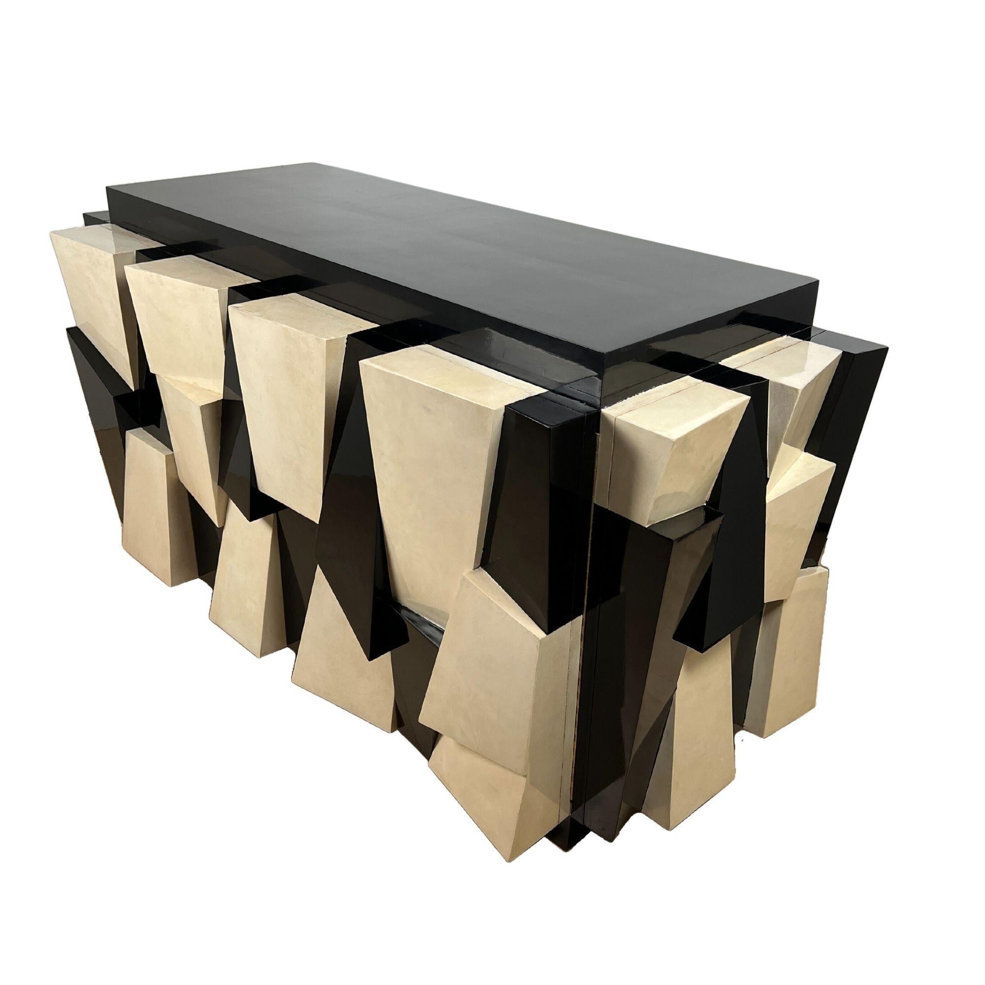 Aparador de diseño según Paul Evans, madera lacada, pergamino, Italia hacia 1970 Posmoderno