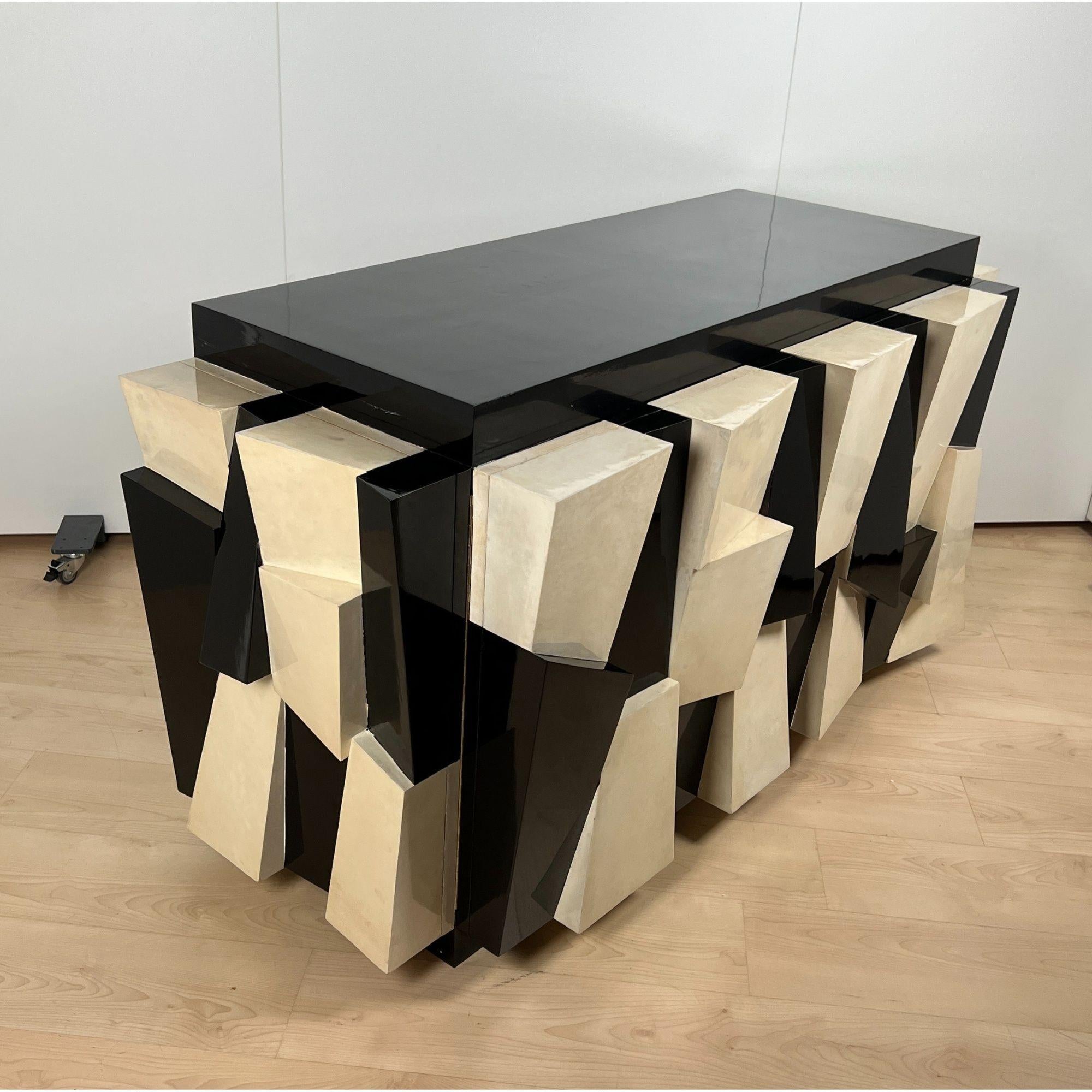 Aparador de diseño según Paul Evans, madera lacada, pergamino, Italia hacia 1970 Italiano