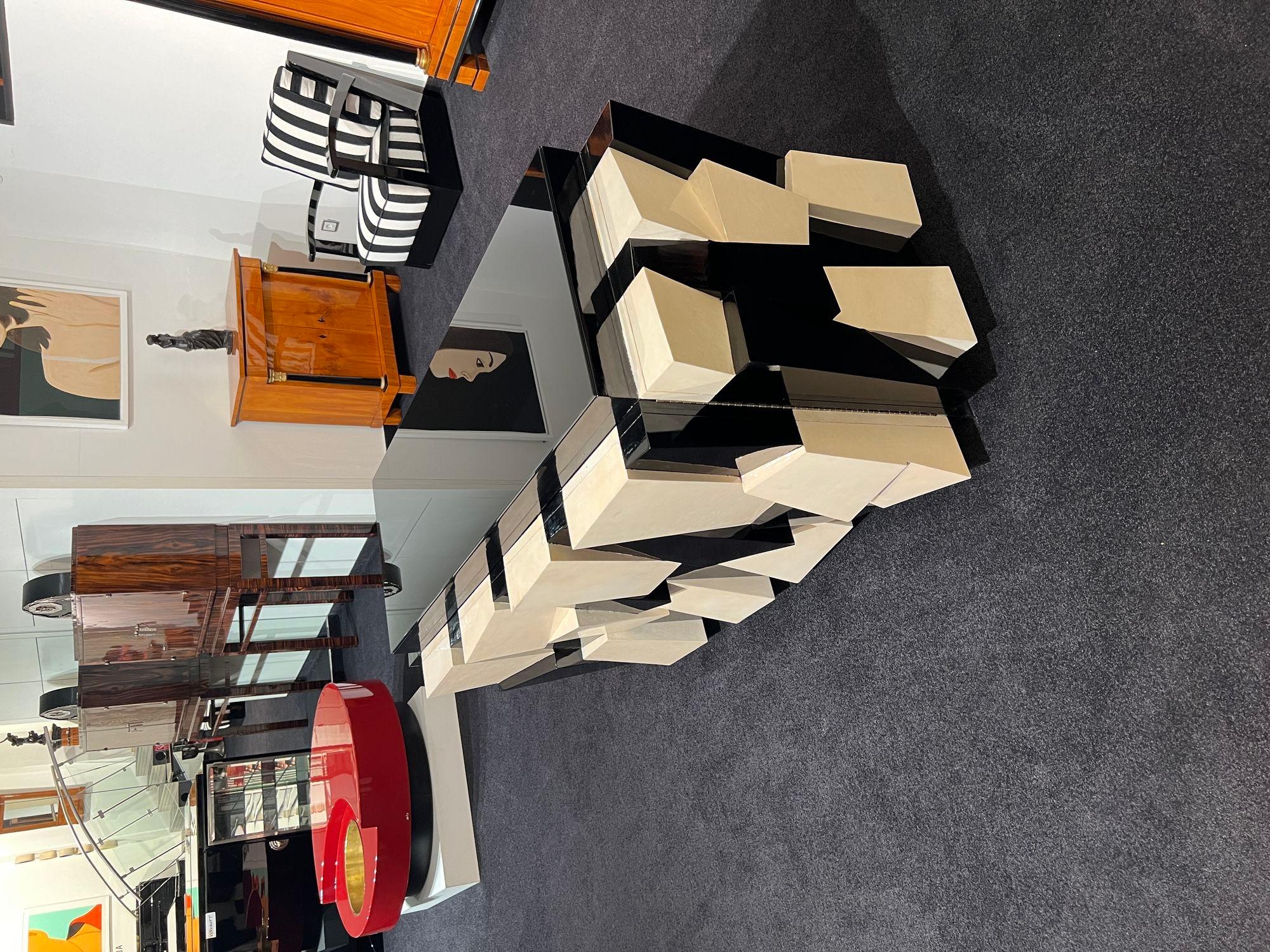 Aparador de diseño según Paul Evans, madera lacada, pergamino, Italia hacia 1970 Lacado