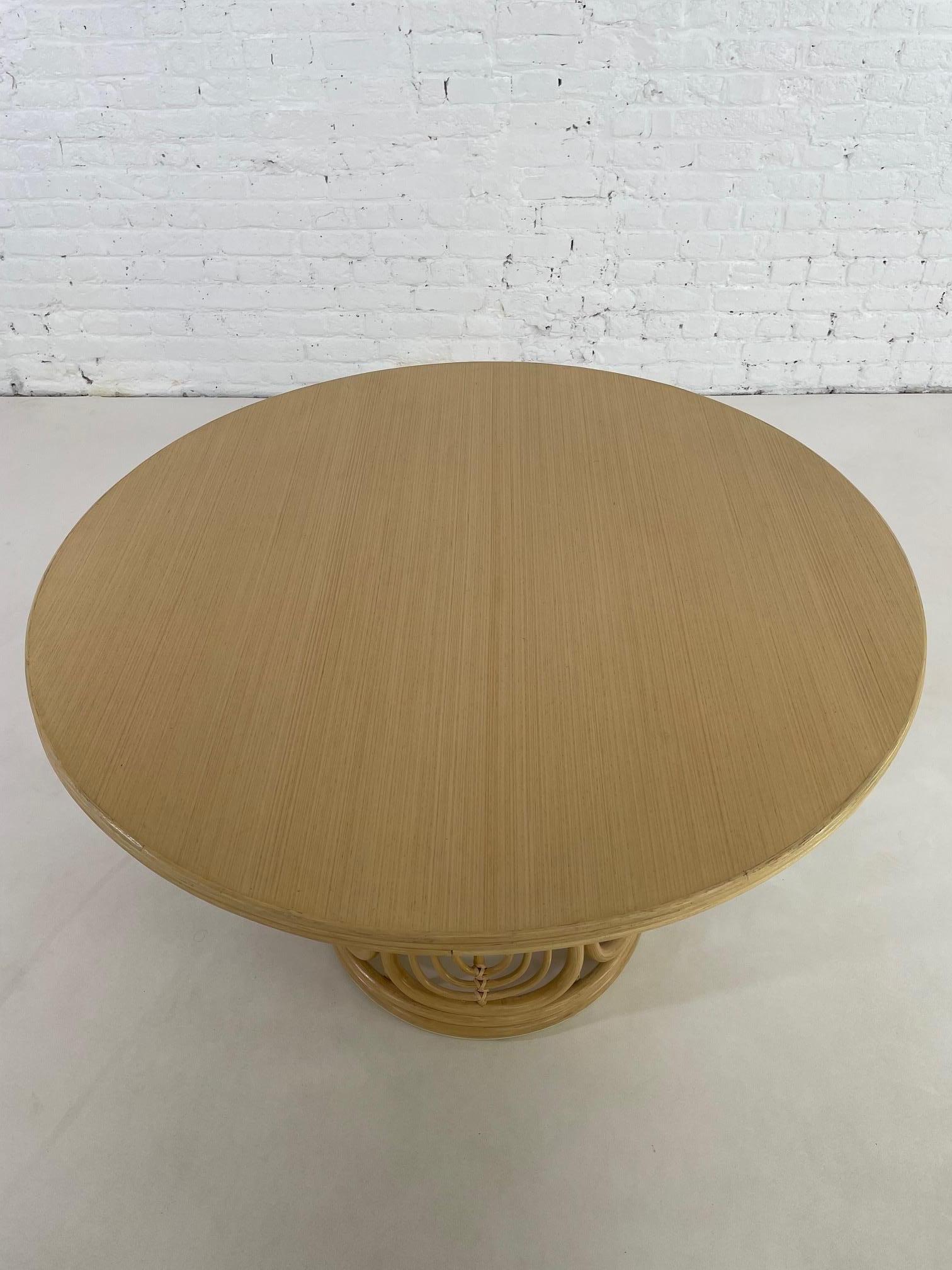 Ère spatiale Table cannelée à base ronde en rotin et plateau en bois, piédestal pour salle à manger, style design des années 1970 en vente