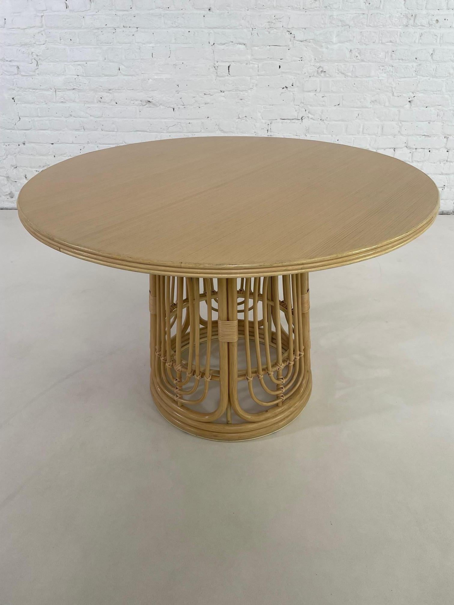 Européen Table cannelée à base ronde en rotin et plateau en bois, piédestal pour salle à manger, style design des années 1970 en vente