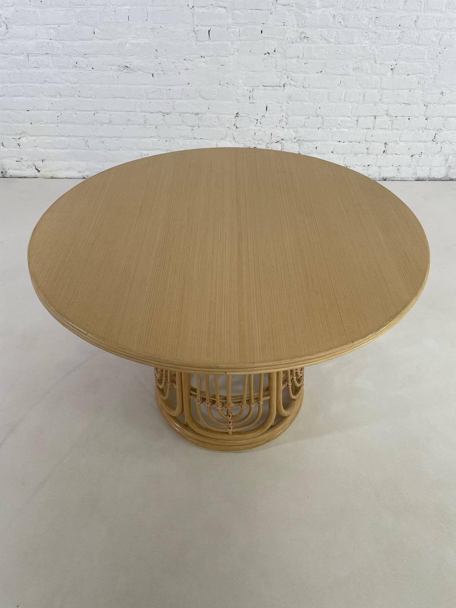 Table cannelée à base ronde en rotin et plateau en bois, piédestal pour salle à manger, style design des années 1970 Bon état - En vente à Tourcoing, FR