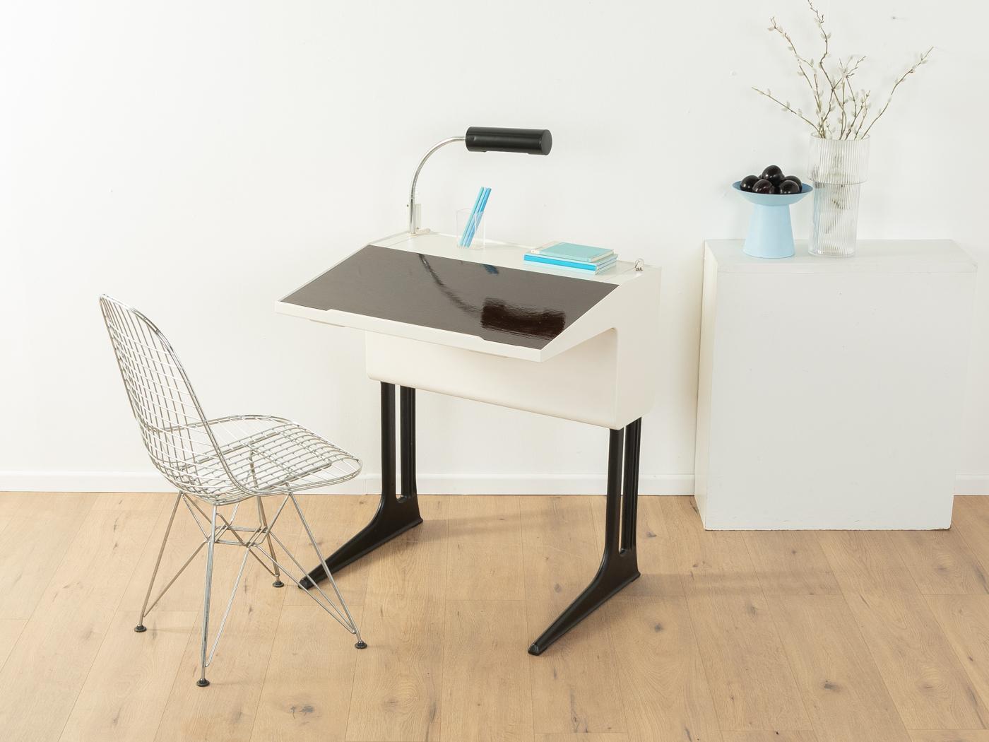 Scrivania degli anni '70 di Luigi Colani per Flötotto. Struttura in plastica regolabile in altezza con piano di scrittura incernierato effetto Wood e lampada originale Flötotto.

Caratteristiche di qualità:
ottima lavorazione
materiali di alta
