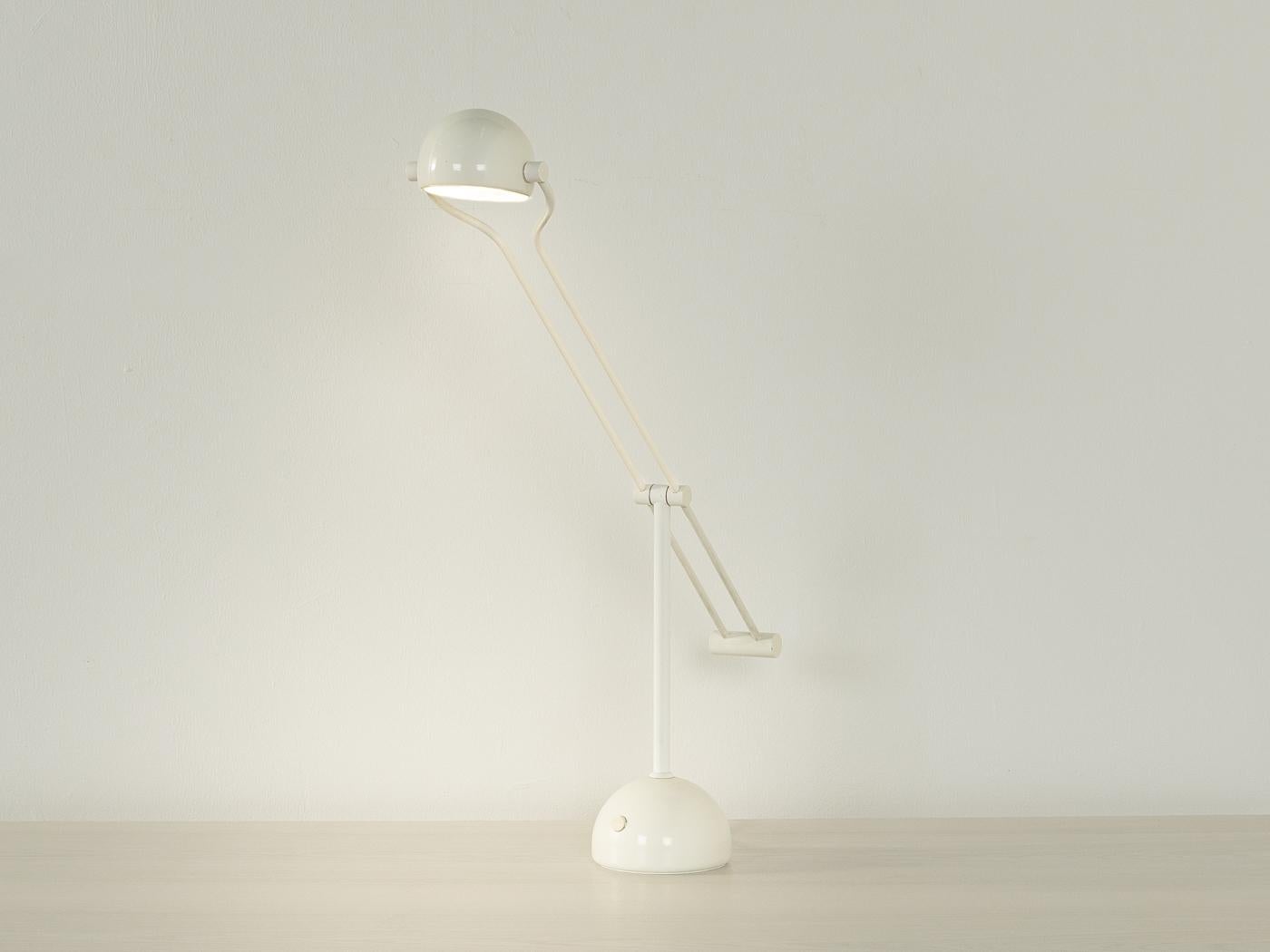 Wunderschöne Schreibtischlampe aus den 1970er Jahren von Hustadt Leuchten. Schwenkbarer Teleskoparm mit einem Lampenschirm und einem Fuß aus weiß lackiertem Metall.

Qualitätsmerkmale:

    sehr gute Verarbeitung
    Hochwertige MATERIALIEN
    Made