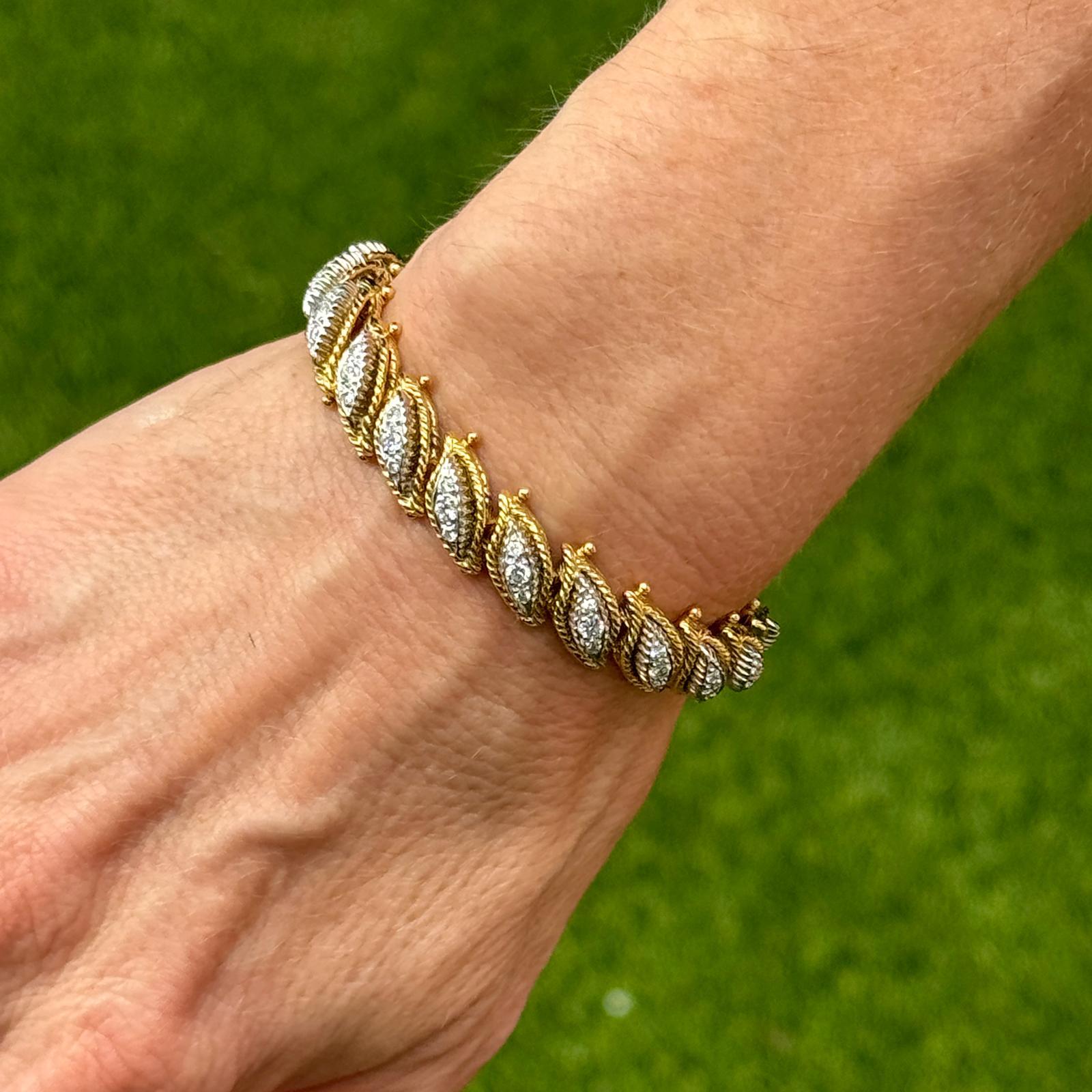 Wunderschönes Diamantarmband im Vintage-Stil, handgefertigt in 18 Karat Gelb- und Weißgold. Das Armband enthält 57 runde Diamanten im Brillantschliff mit einem Gesamtgewicht von etwa 1,71 Karat. Die Diamanten sind von der Farbe G-H und der Reinheit