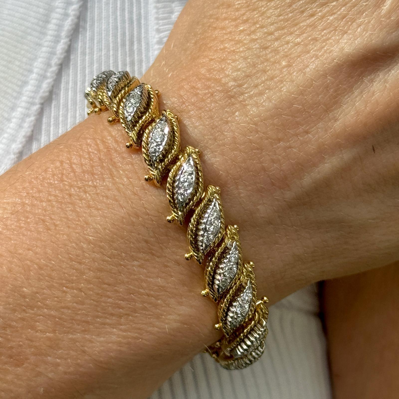 Taille ronde Bracelet vintage à maillons obliques en or bicolore 18 carats et diamants des années 1970 en vente