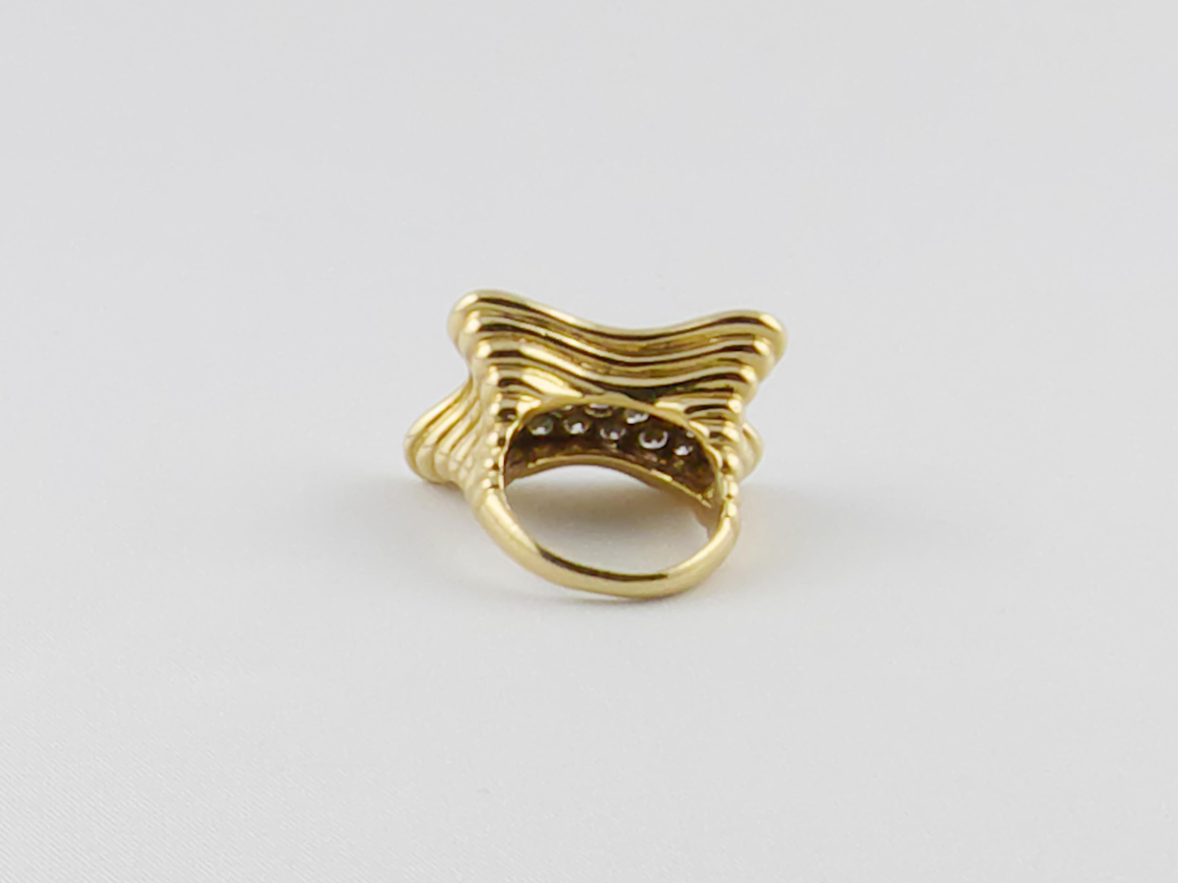 1970s Diamond 18 Karat Yellow Gold Design Ring In Good Condition For Sale In Torino, IT