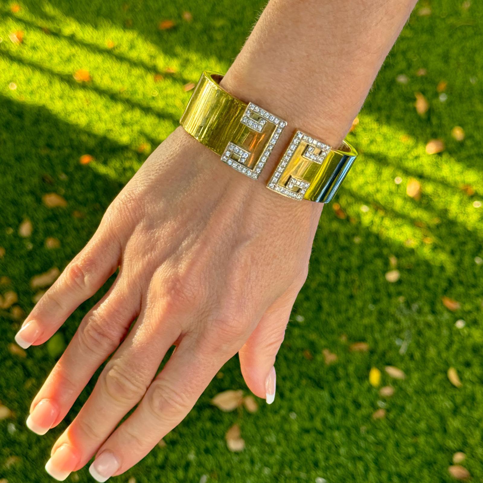 Fabuleux bracelet à charnière vintage en or jaune 18 carats orné de diamants. Le bracelet comporte 68 diamants ronds de taille brillant pesant environ 1,36 carat au total et sertis dans un motif de clé grecque. Les diamants sont de couleur H-I et de