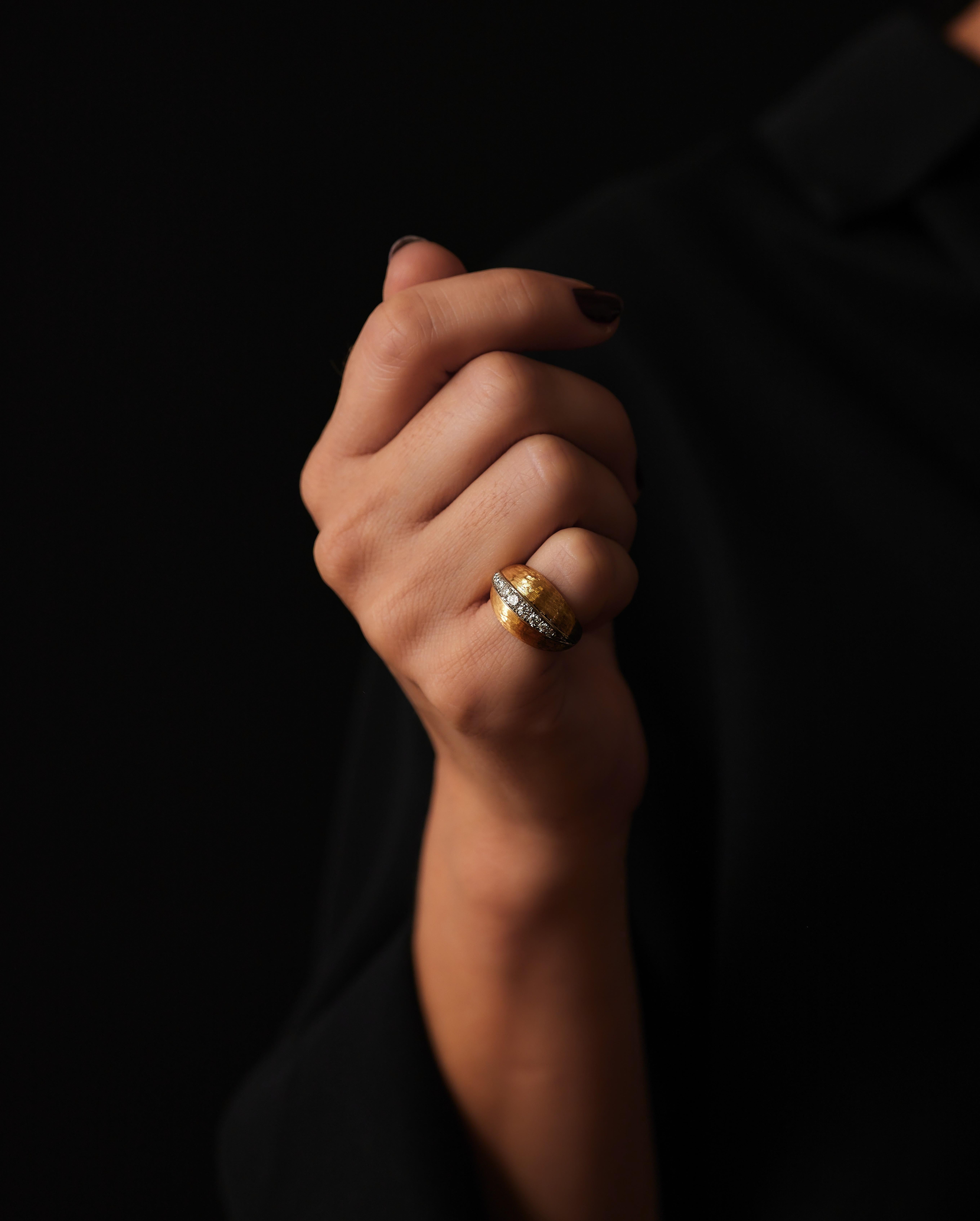 Femenino o masculino Anillo meñique de diamantes y cúpula de oro de los años 70, de CF Carlman, Estocolmo, Suecia. en venta