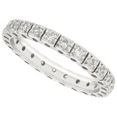 Anillo de eternidad de diamantes y oro blanco de los años 1970