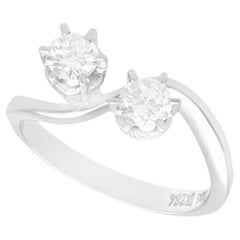 Bague de fiançailles torsadée en or blanc et diamant des années 1970