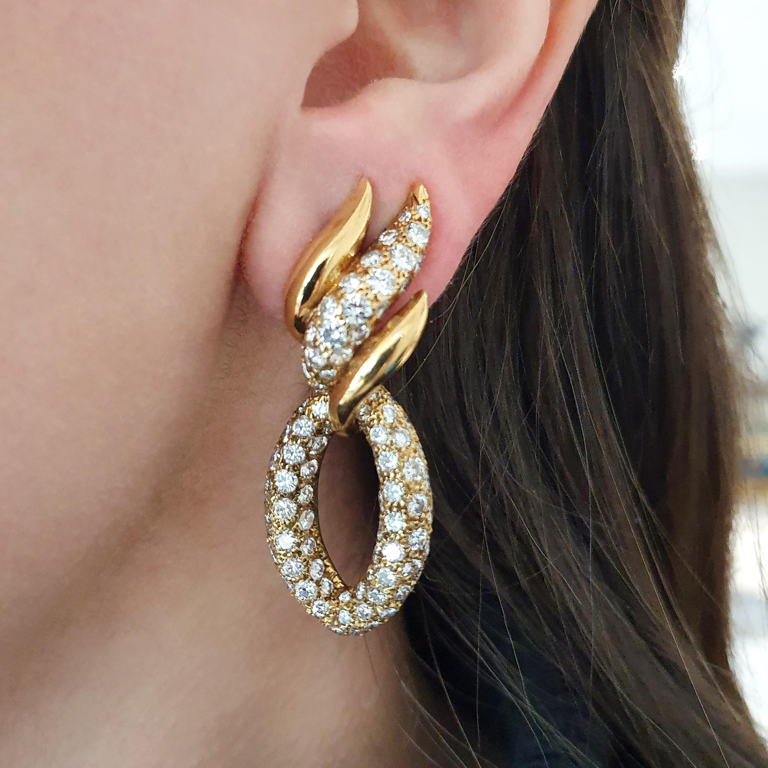From an Italian Lady.
Dazzling Ear Pendants pavé Round cut Diamond mounted on yellow gold 750 18k.
Circa 1970.
Total Length: 1.97 inches (5.00 centimeters)
Gross weight: 35.09 grams.