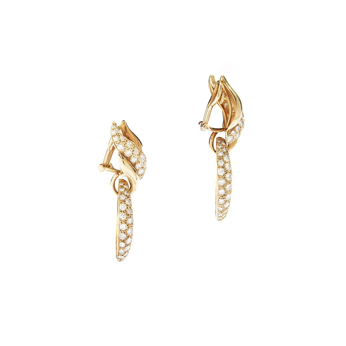 Diamond and Yellow Gold Ear Pendants 1970S In Excellent Condition For Sale In Geneva, CH