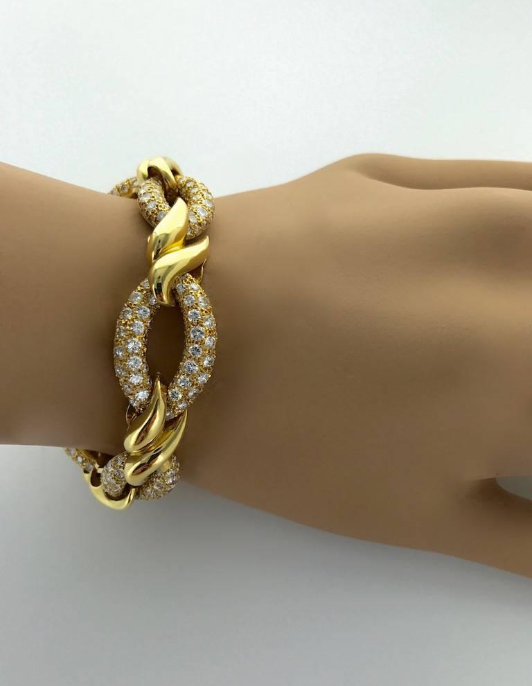 Dazzling Set pavé Round cut Diamond mounted on yellow gold 750 18k.
Circa 1970.
Wearable as a Sautoir long chain necklace or a shorter necklace with a bracelet.

