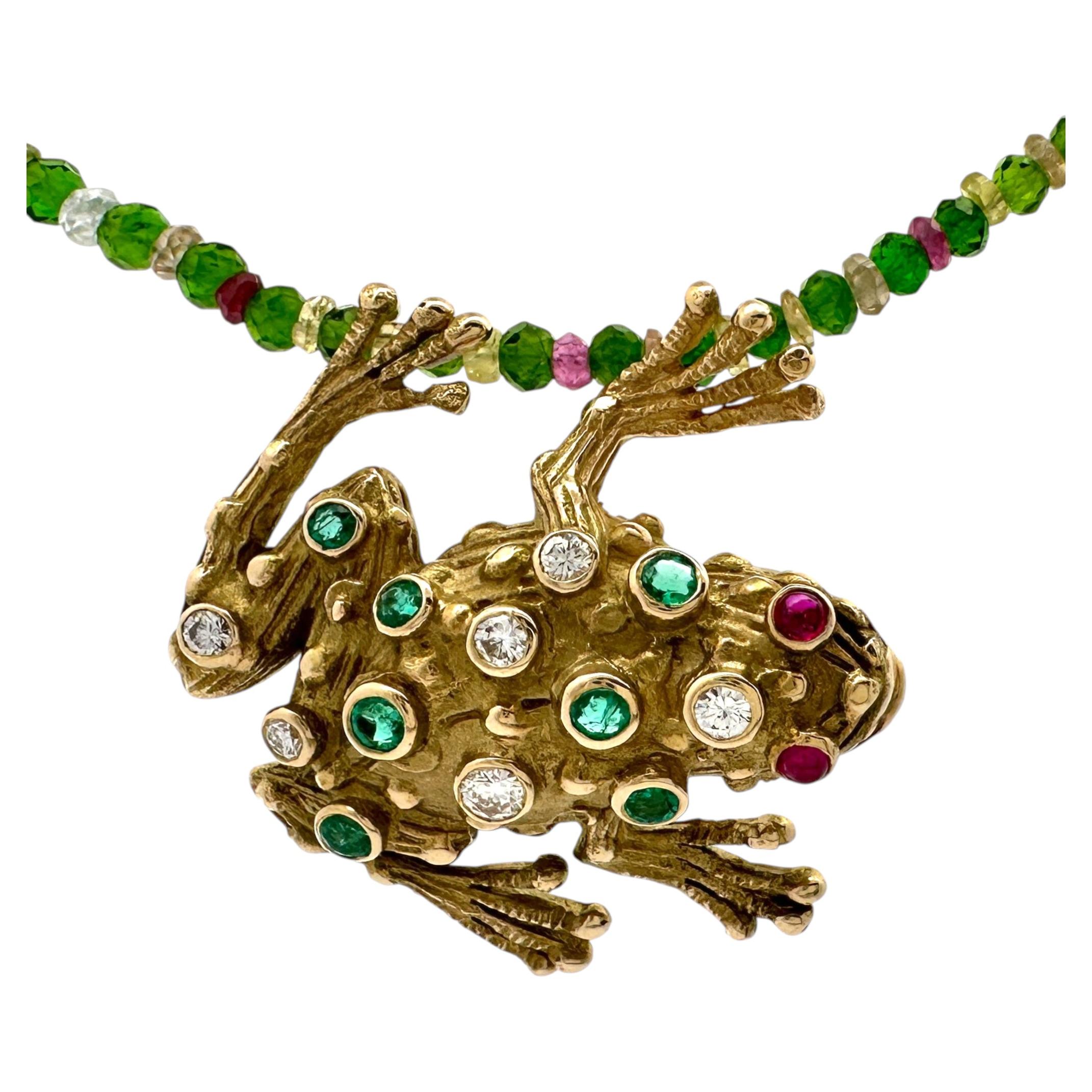 Ciondolo a forma di rana con diamanti, smeraldi e rubini degli anni '70 in oro giallo + collana con pietre preziose