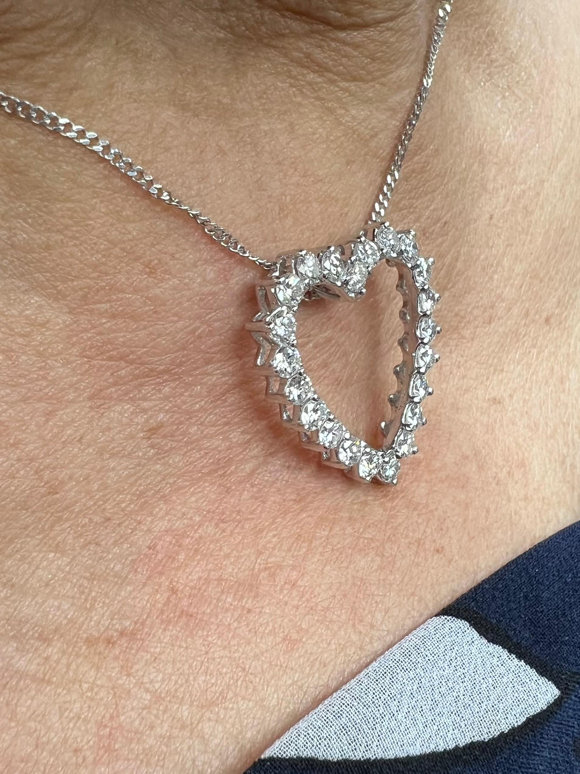 Taglio rotondo Collana con ciondolo a cuore aperto in oro bianco con diamanti del 1970 in vendita