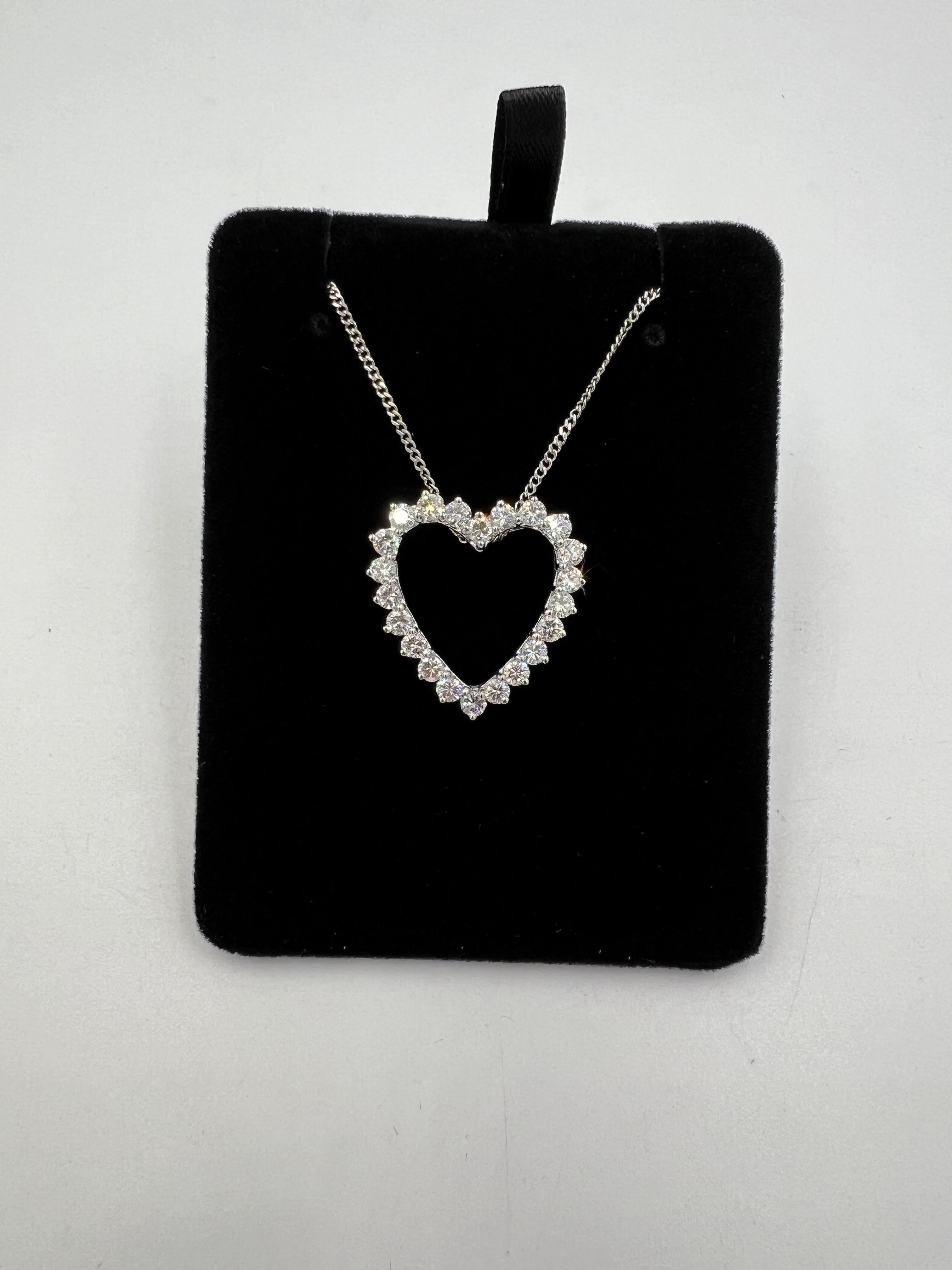 Collana con ciondolo a cuore aperto in oro bianco con diamanti del 1970 In condizioni buone in vendita a Los Angeles, CA