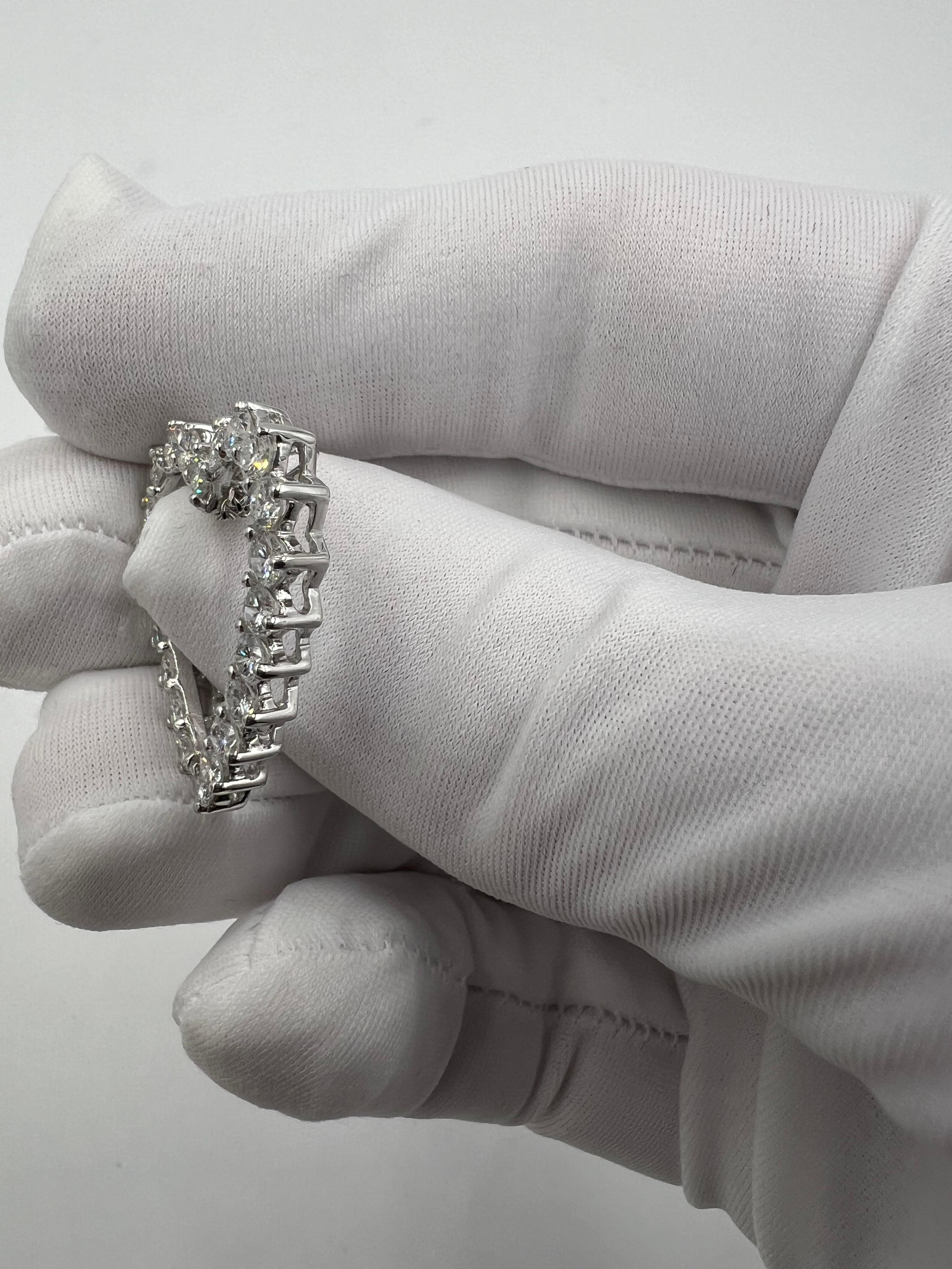 Collana con ciondolo a cuore aperto in oro bianco con diamanti del 1970 in vendita 4