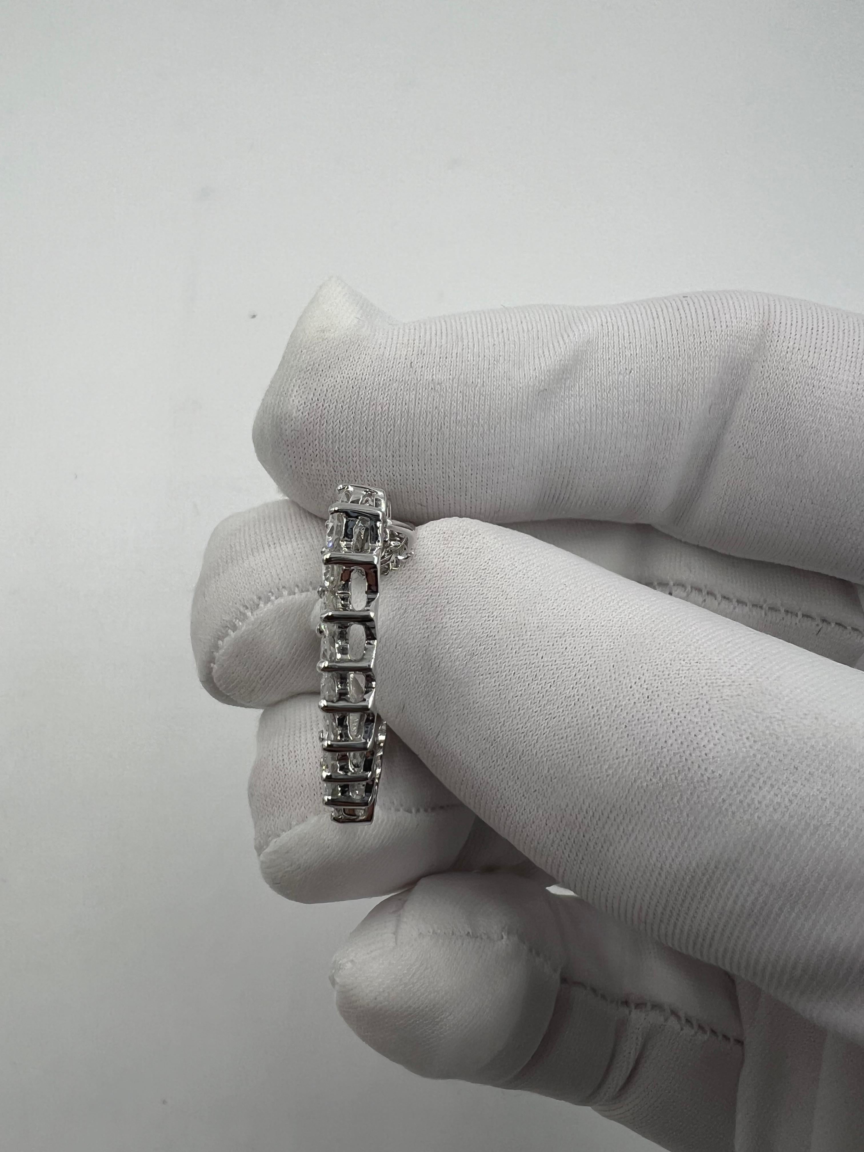 Collana con ciondolo a cuore aperto in oro bianco con diamanti del 1970 in vendita 5