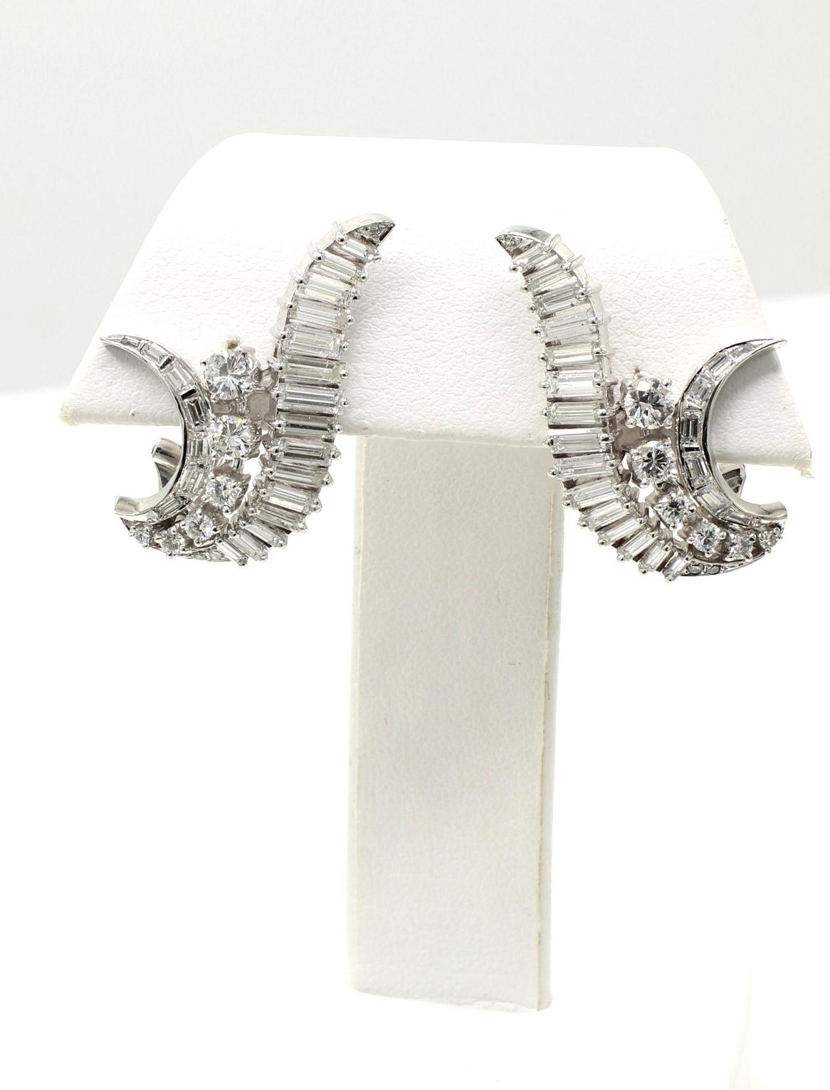 Pendientes de clip de platino con diamantes franceses, de bello diseño y magistralmente elaborados a mano, de hacia 1970. Con forma de ala para complementar la oreja, este pendiente está engastado con 37 diamantes talla baguette y 6 diamantes talla