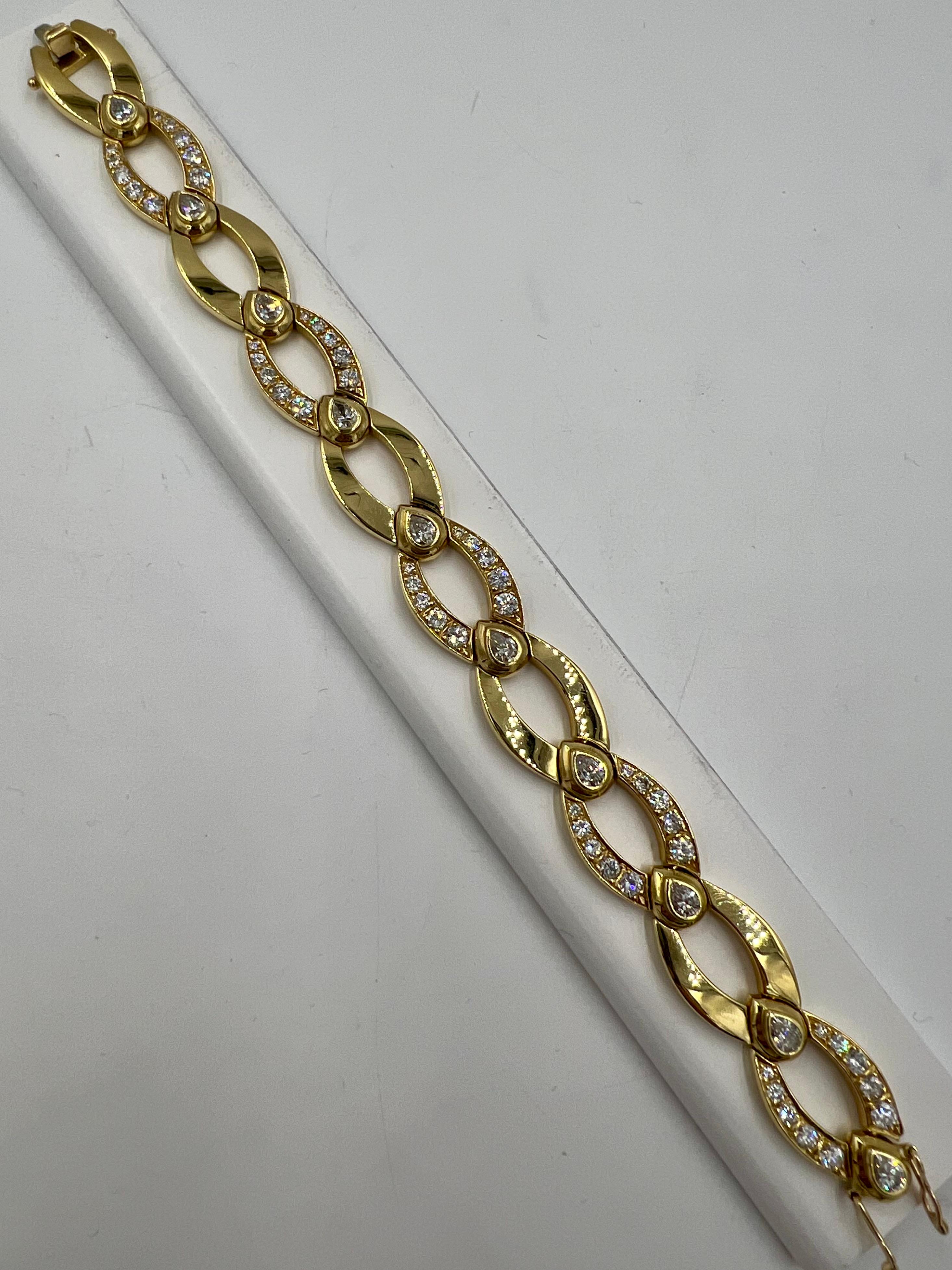 1970 Bracelet à maillons en or jaune avec diamants ronds et poires.

Les années 1970 ont été une époque de déclarations de mode audacieuses et de créations de bijoux uniques. Le bracelet à maillons en or jaune, orné de diamants ronds et en forme de
