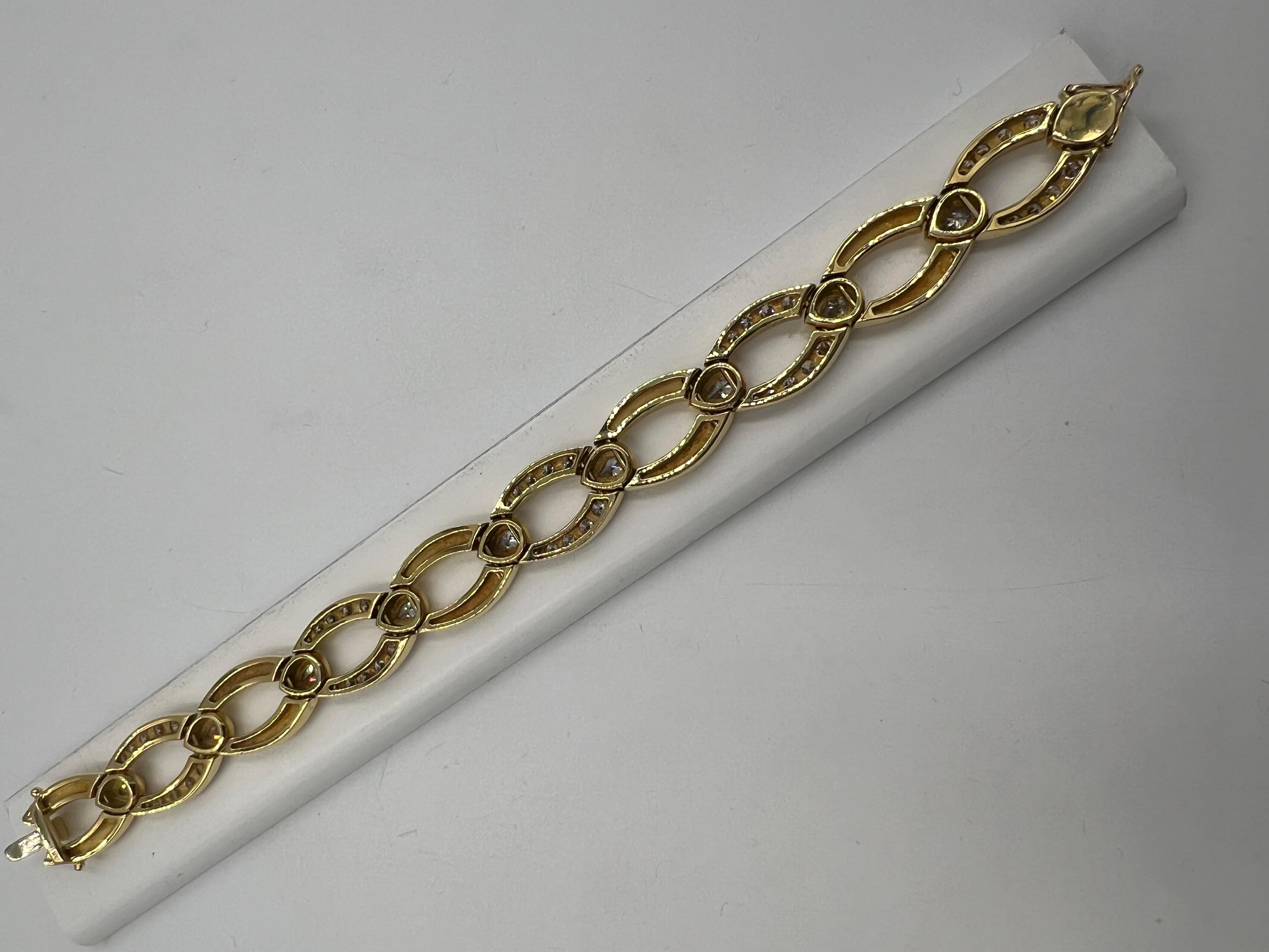 Taille poire 1970 Bracelet à maillons en or jaune et diamants en vente