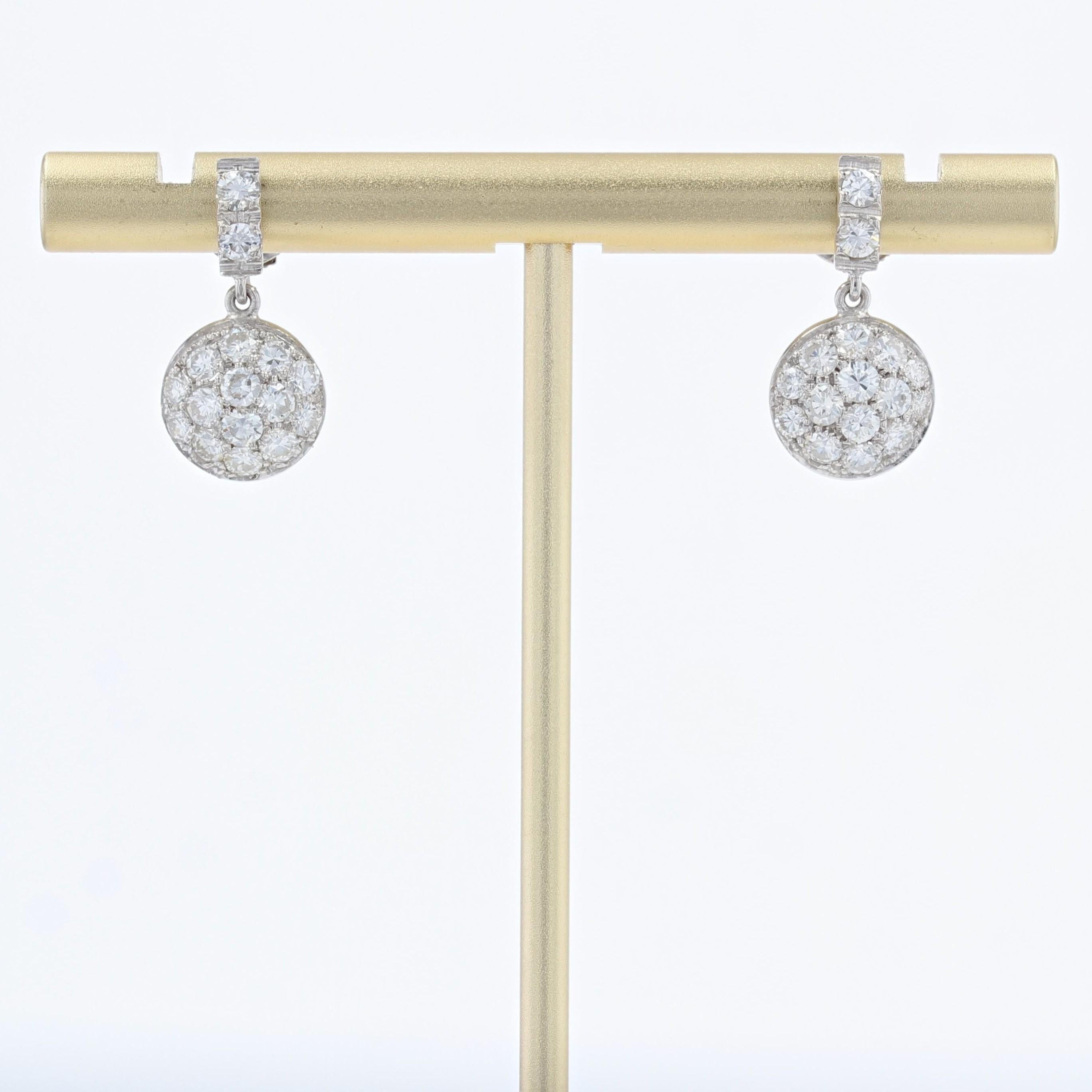 1970s, Diamonds 18 Karat White Gold Drop Earrings In Excellent Condition For Sale In Poitiers, FR