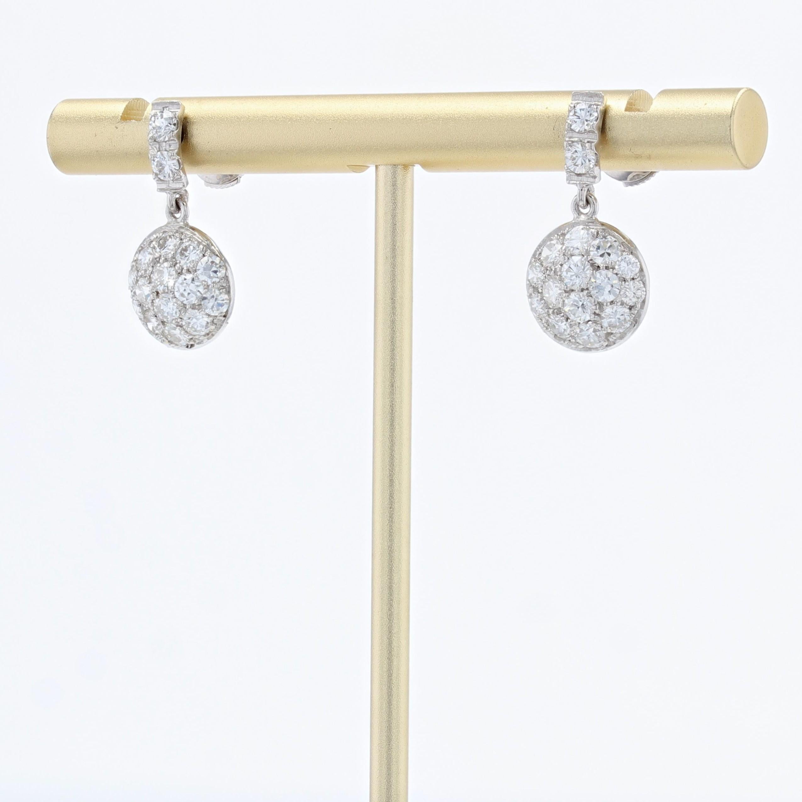 Women's 1970s, Diamonds 18 Karat White Gold Drop Earrings For Sale