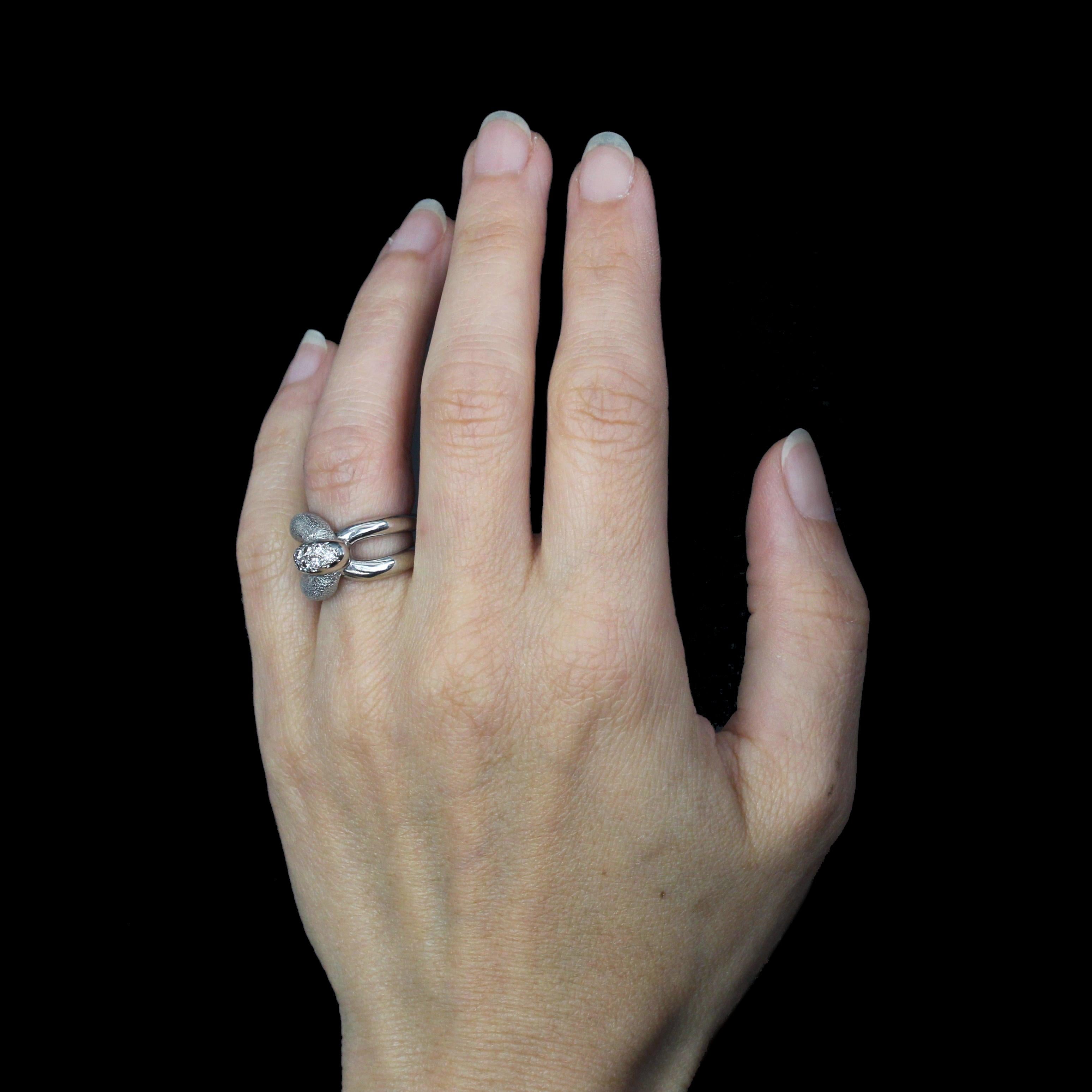 Taglio brillante Anello con diamanti degli anni '70 in oro bianco 18 carati in vendita