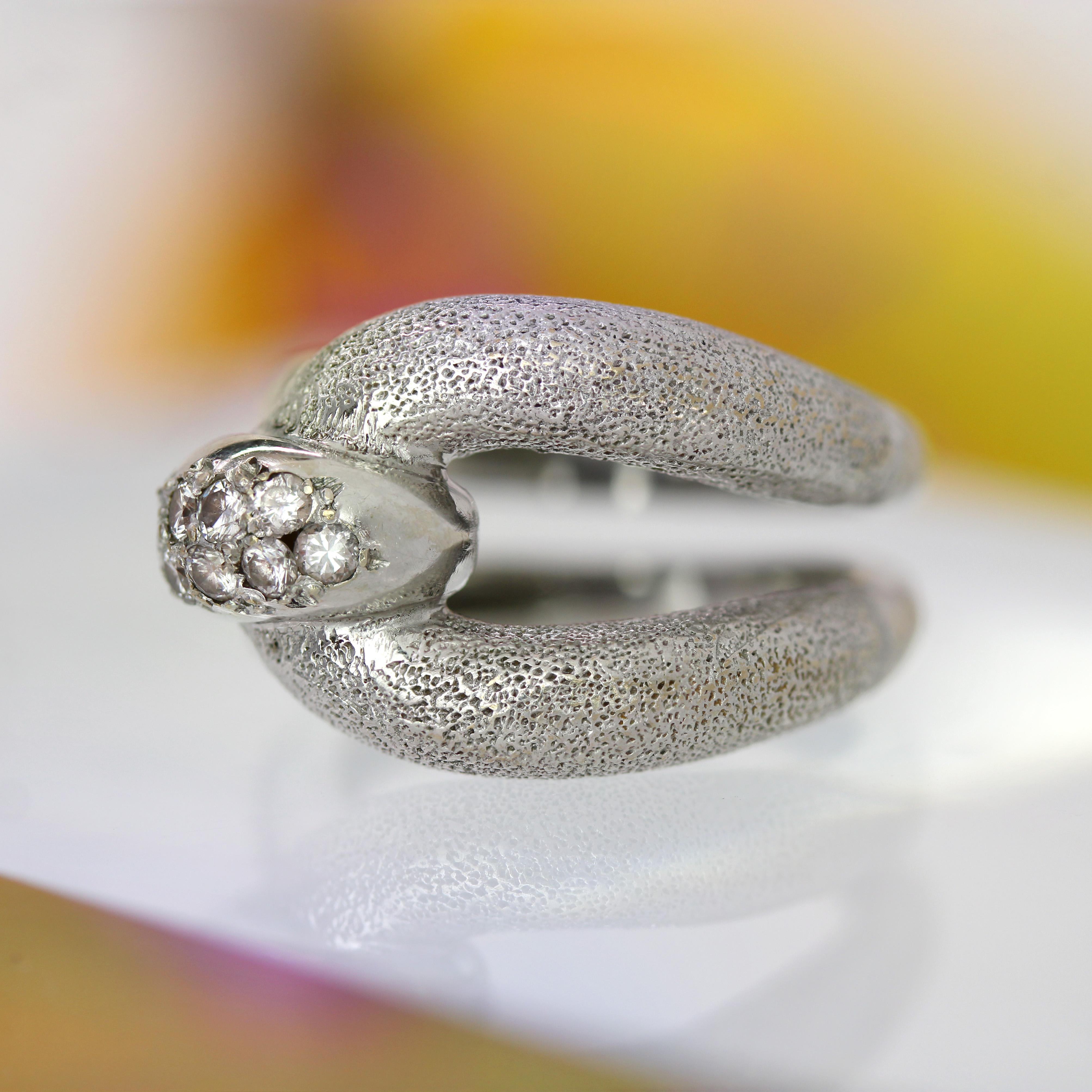 Anello con diamanti degli anni '70 in oro bianco 18 carati in vendita 1