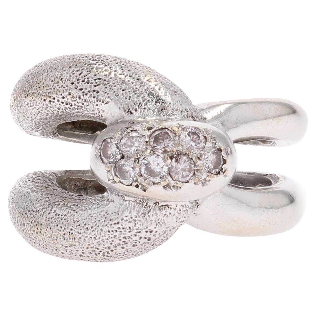 Anillo grapa de oro blanco de 18 quilates con diamantes de los años 70