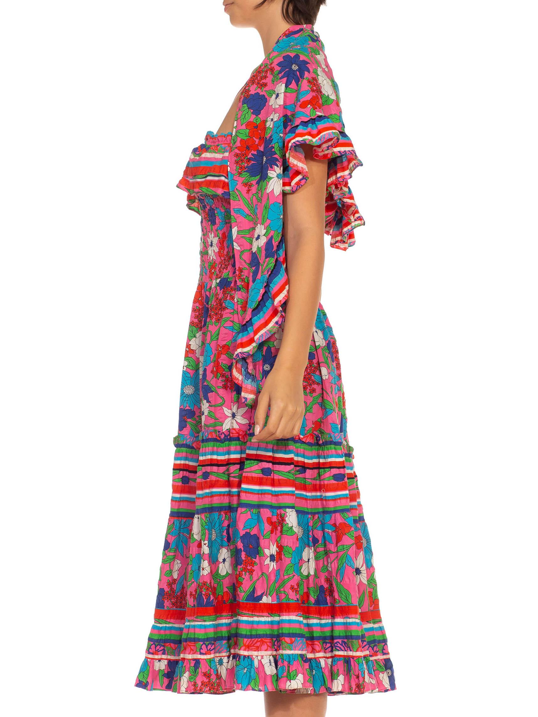 1970S DIANE FREIS Rosa & Blau Baumwolle Streifen Floral Smocked Kleid mit passendem Schal Holzperlen