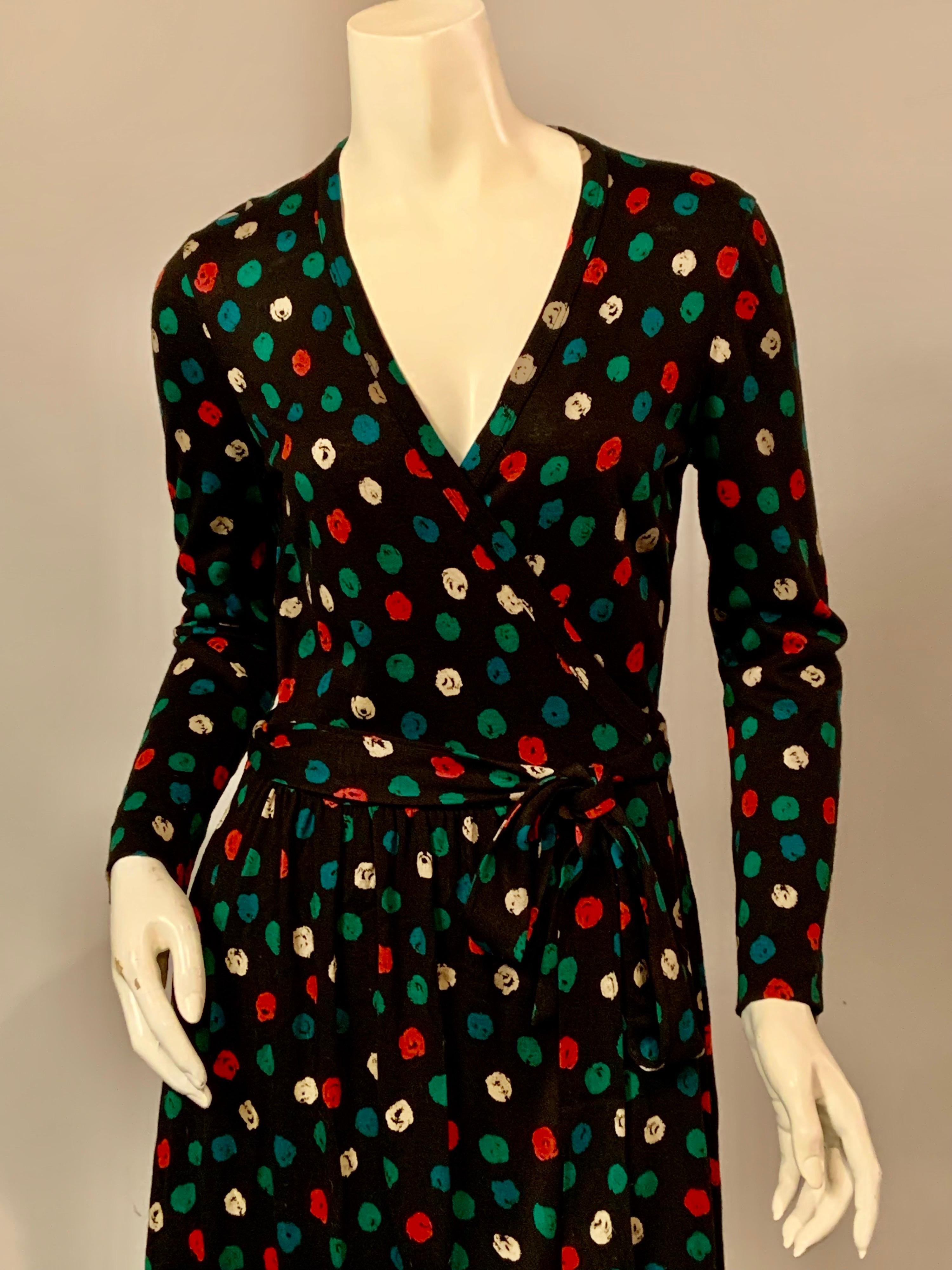 El jersey marrón chocolate oscuro está estampado con un diseño floral abstracto rojo, verde crema y verde azulado.  El vestido es el clásico diseño envolvente que DVF hizo famoso en los años 70.  Escote en V, mangas largas y falda ligeramente
