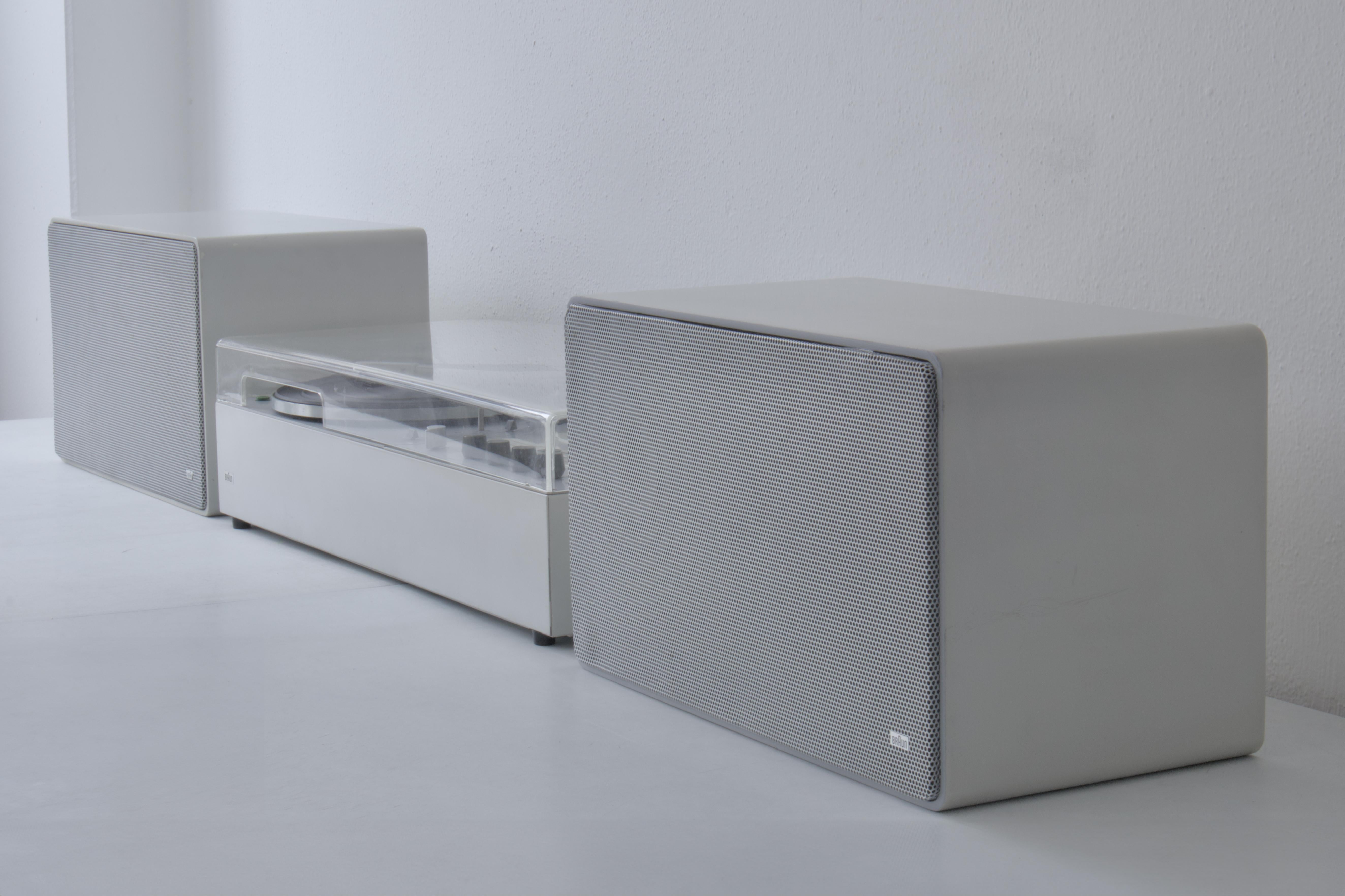 Diseñado por Dieter Rams para Braun, este preciado conjunto se convirtió en la inspiración de muchos productos Apple. Minimalista, funcional y extremadamente bello. La pantalla retroiluminada es difícil de fotografiar, pero resulta impresionante en